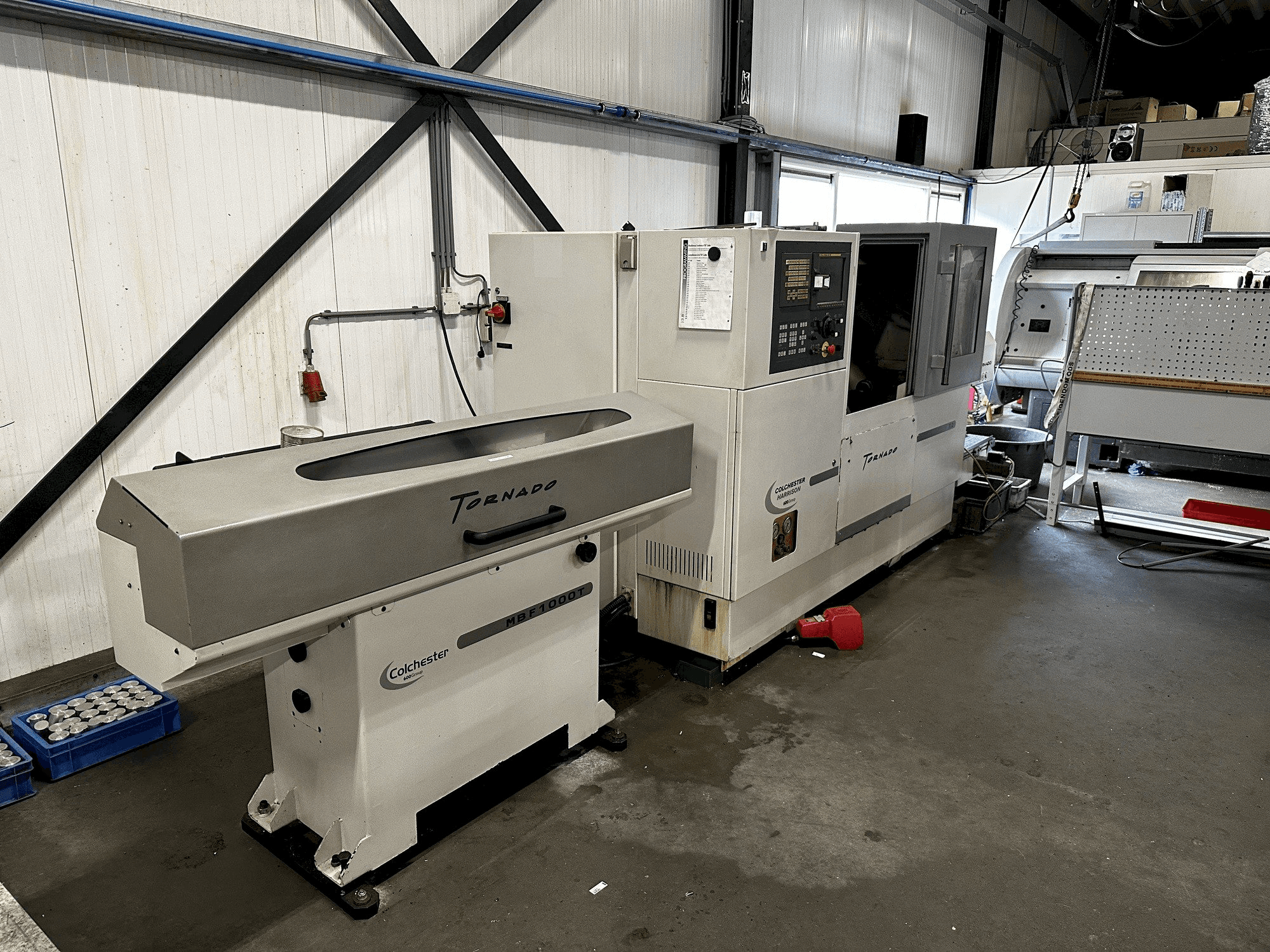 Čelní pohled na Colchester Tornado T2 stroj