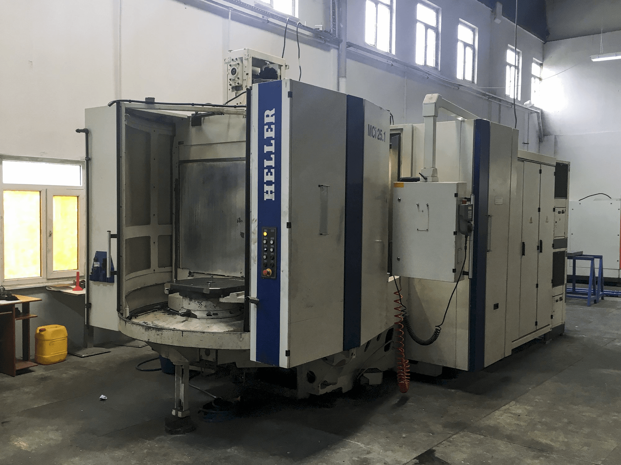 Levý pohled na HELLER MCi 25 stroj