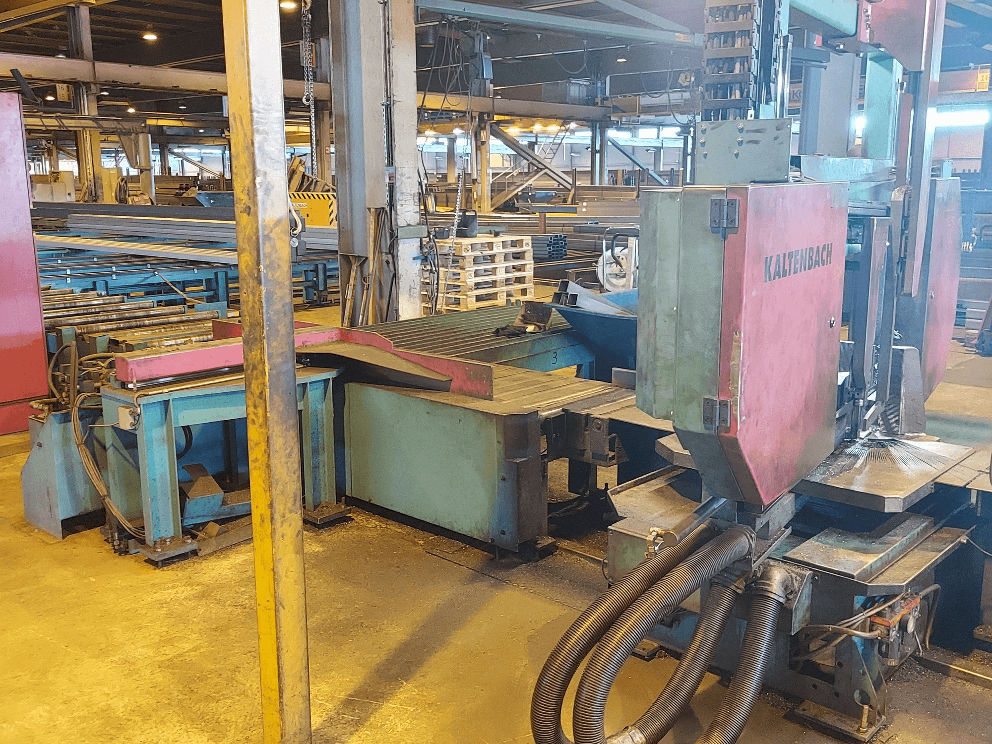 Čelní pohled na KALTENBACH KBS 750DG stroj