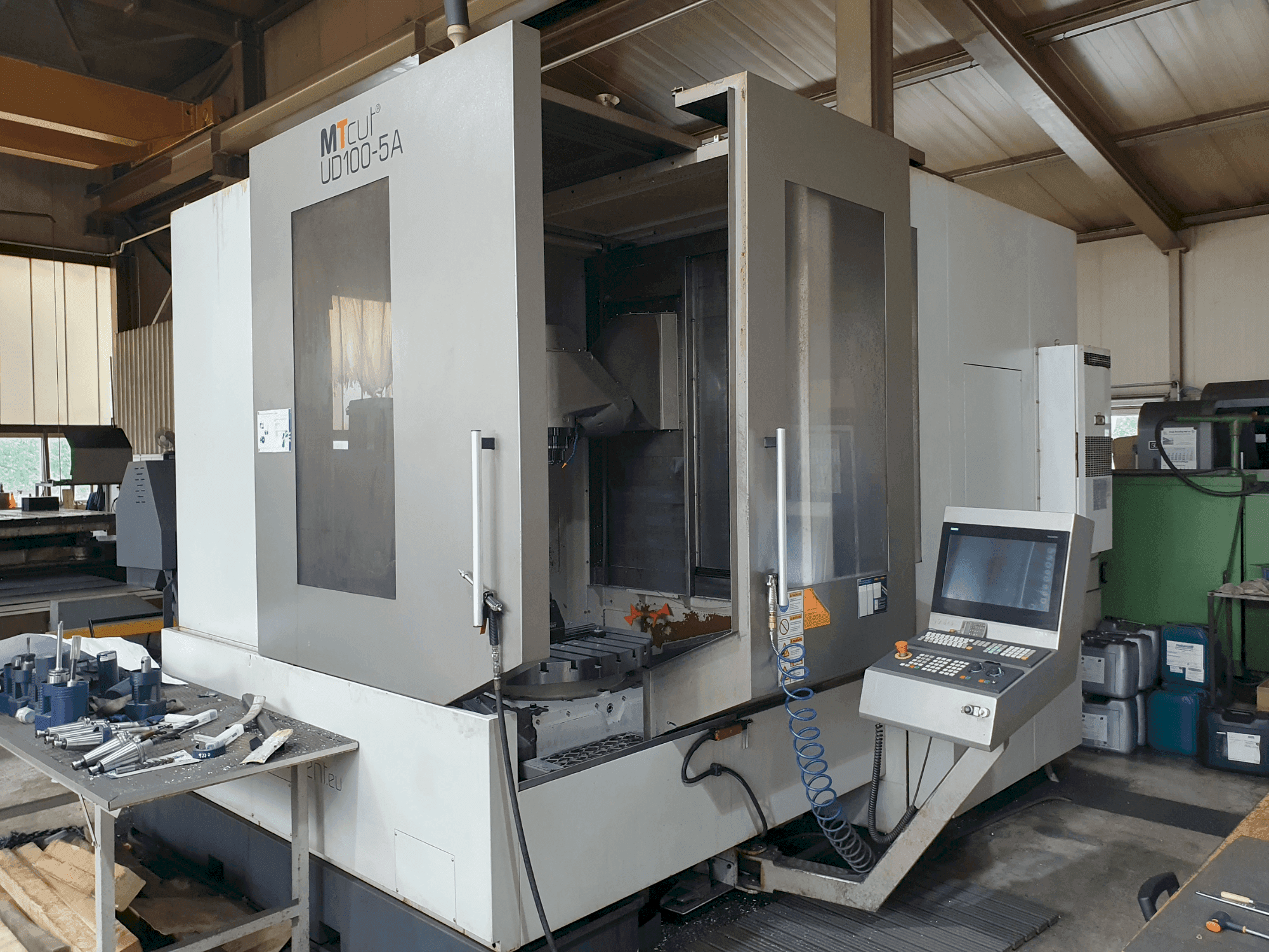 Čelní pohled na MTcut UD100-5A stroj