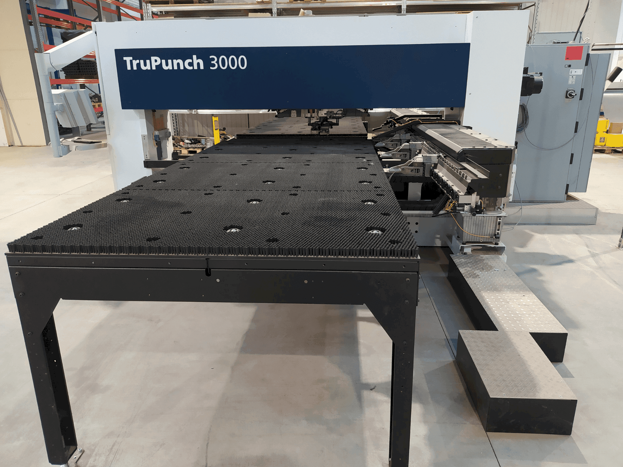 Čelní pohled na TRUMPF TruPunch 3000 stroj