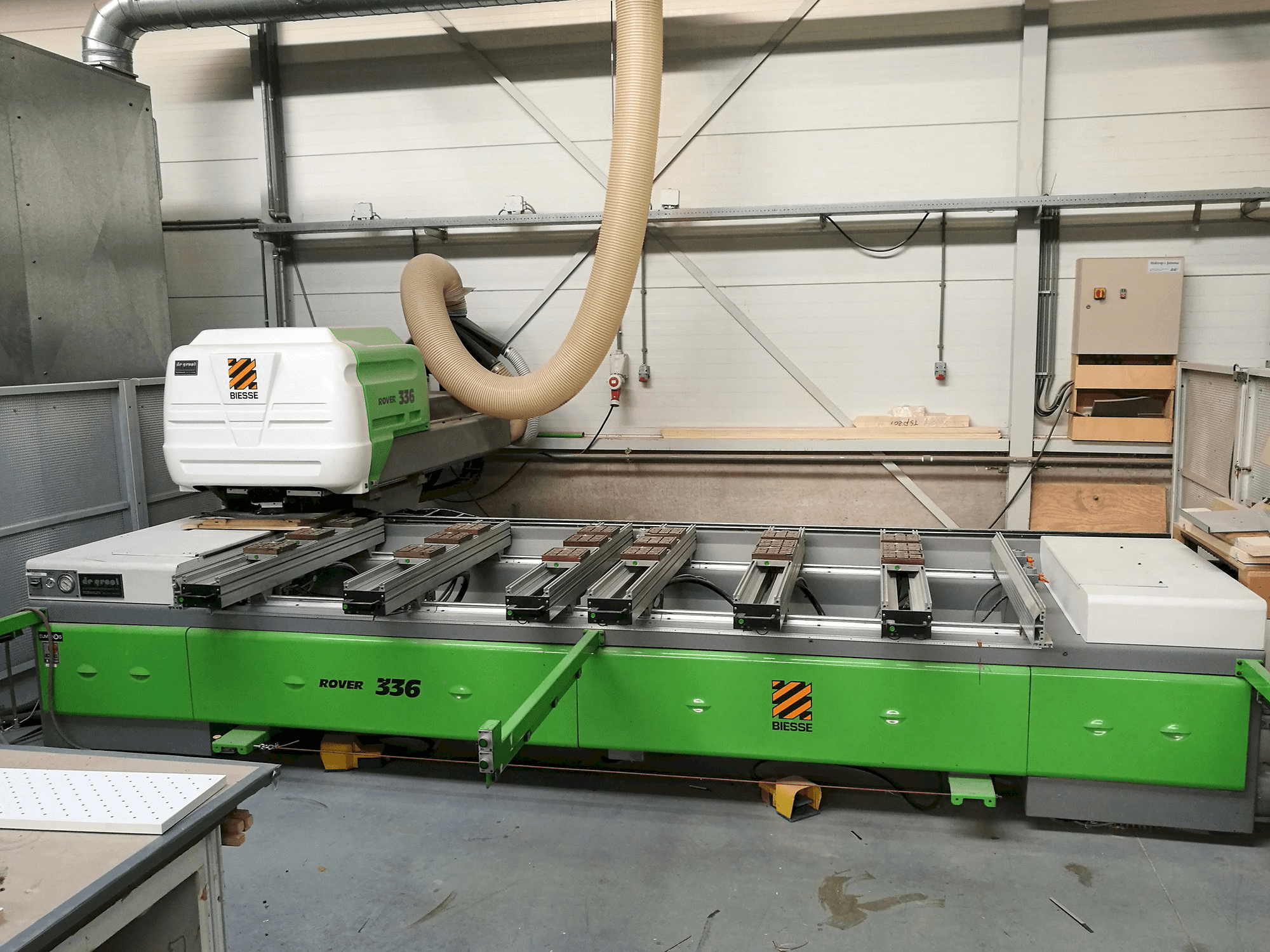 Čelní pohled na BIESSE ROVER 336 stroj