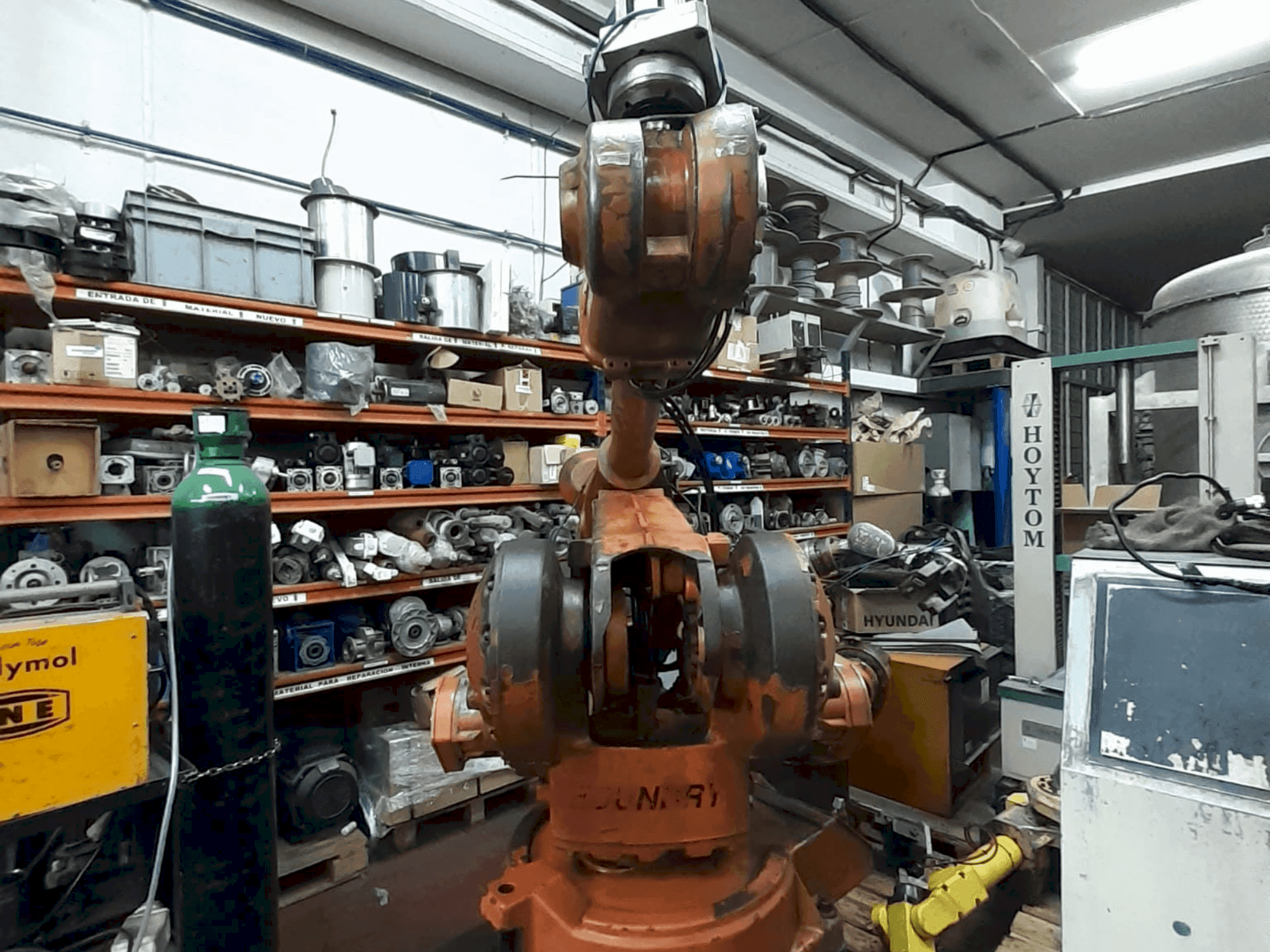 Čelní pohled na ABB IRB 4400 (2018) stroj