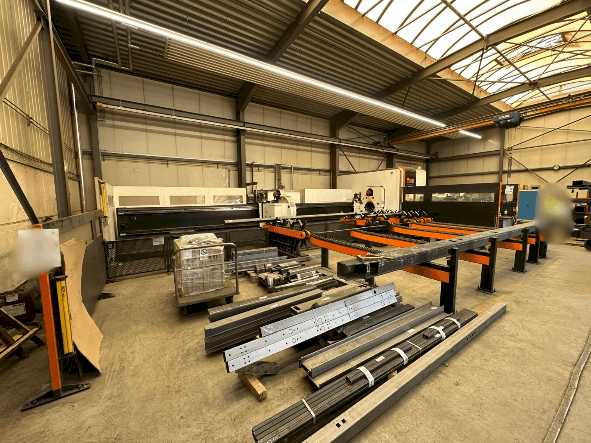 Čelní pohled na Mazak FABRI GEAR 400 II stroj