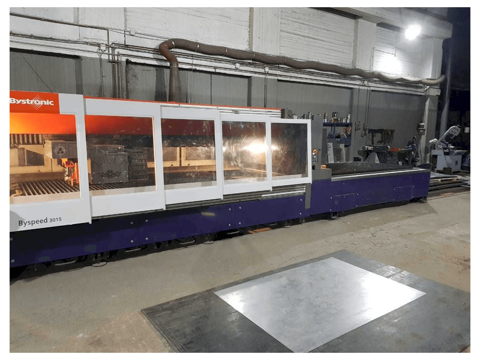 Čelní pohled na Bystronic BySpeed 3015 stroj