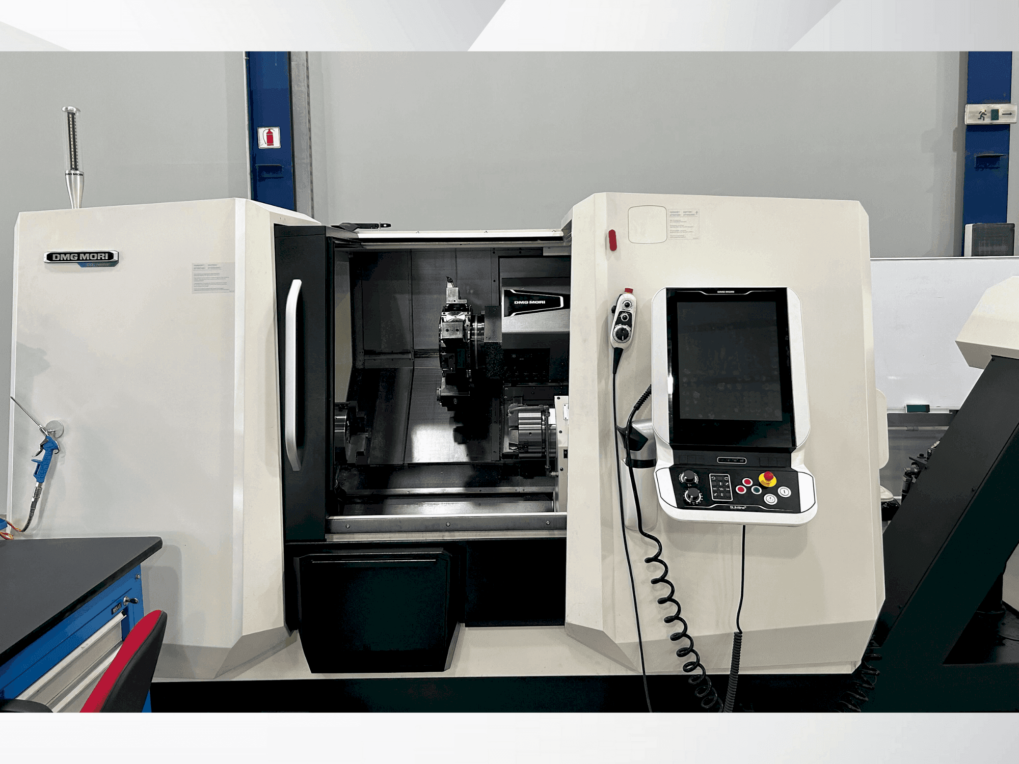 Čelní pohled na DMG MORI CLX 450 V6 stroj