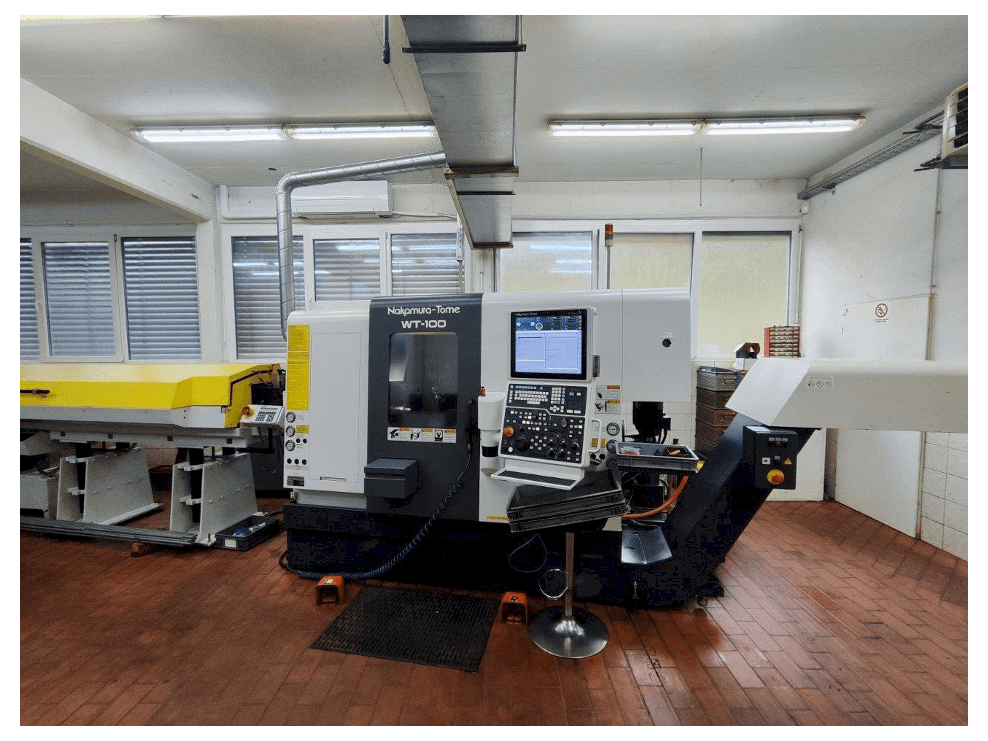 Čelní pohled na NAKAMURA-TOME WT-100 MMY stroj
