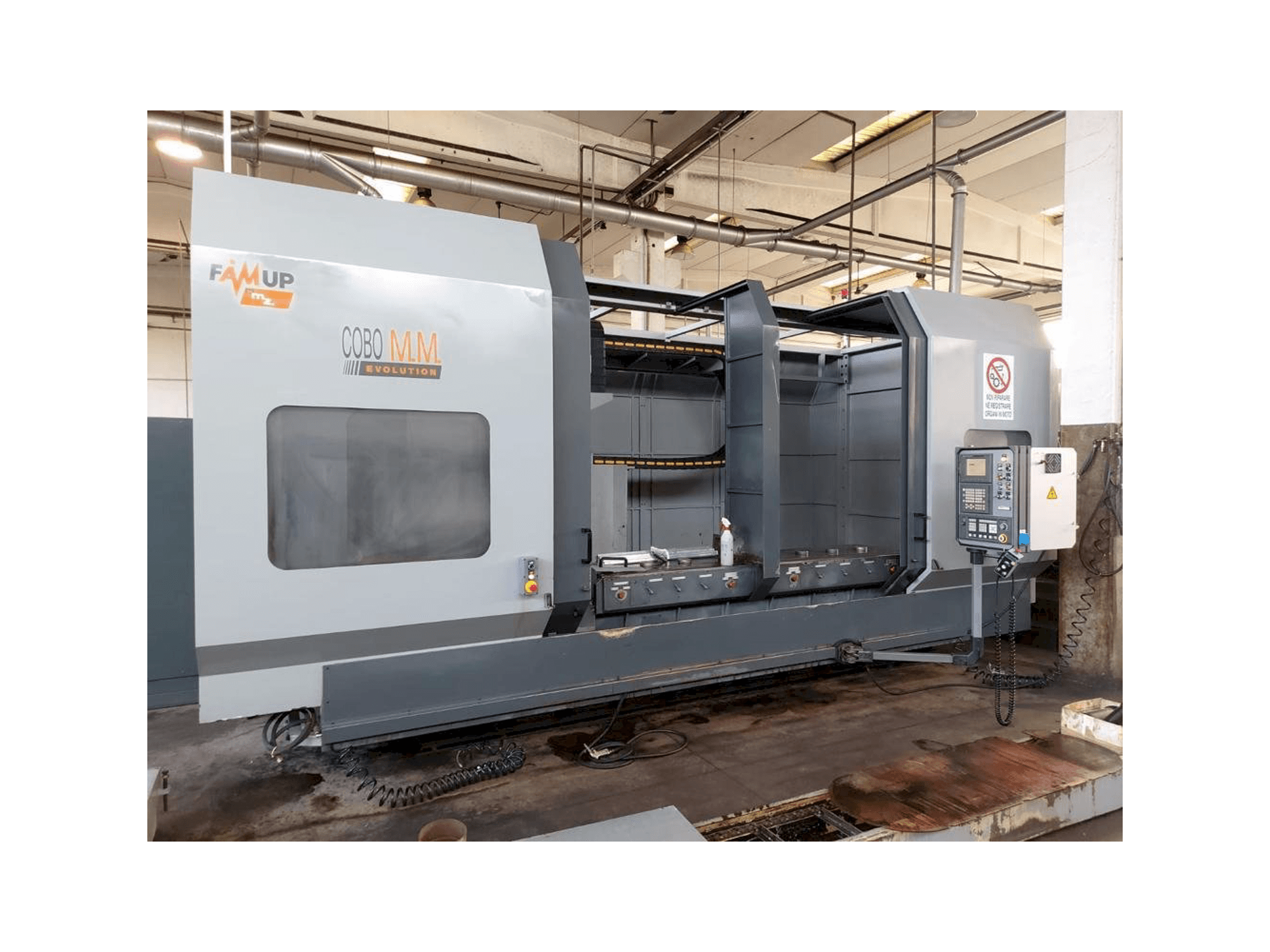 Čelní pohled na FAMUP COBO 3000 stroj