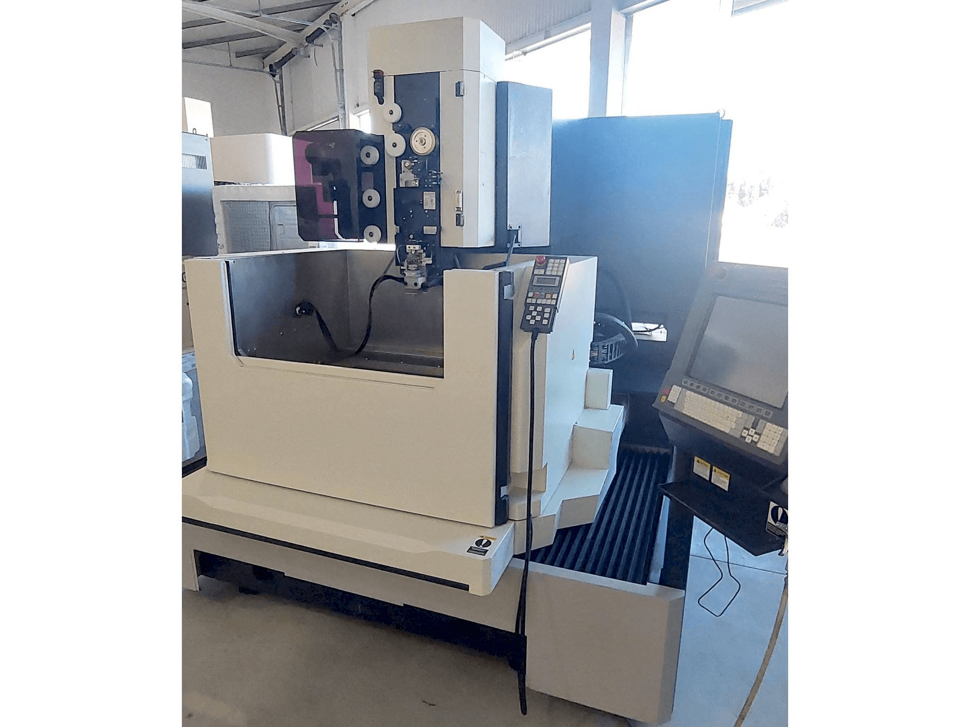 Čelní pohled na Makino DUO 64 stroj