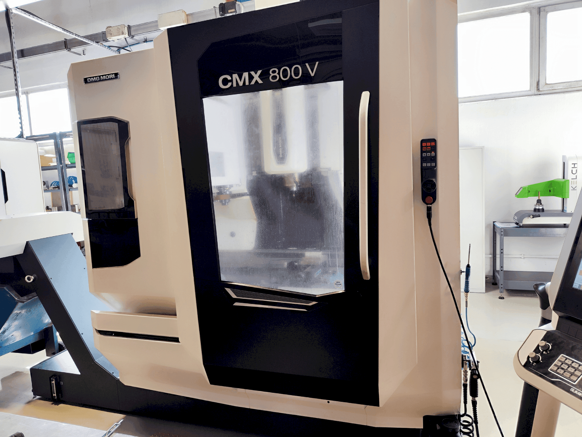 Čelní pohled na DMG CMX 800 V stroj