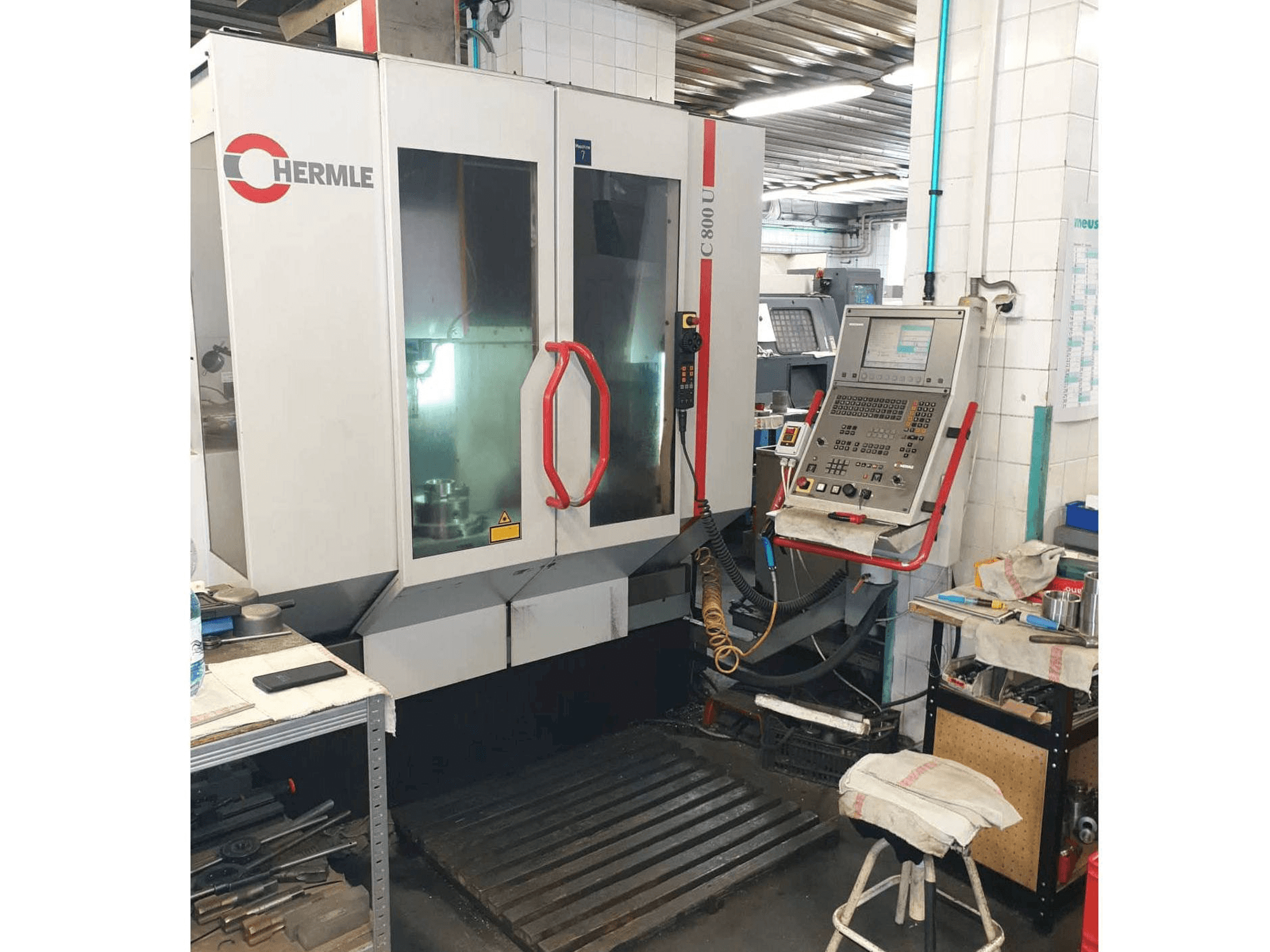 Čelní pohled na HERMLE C800 U stroj