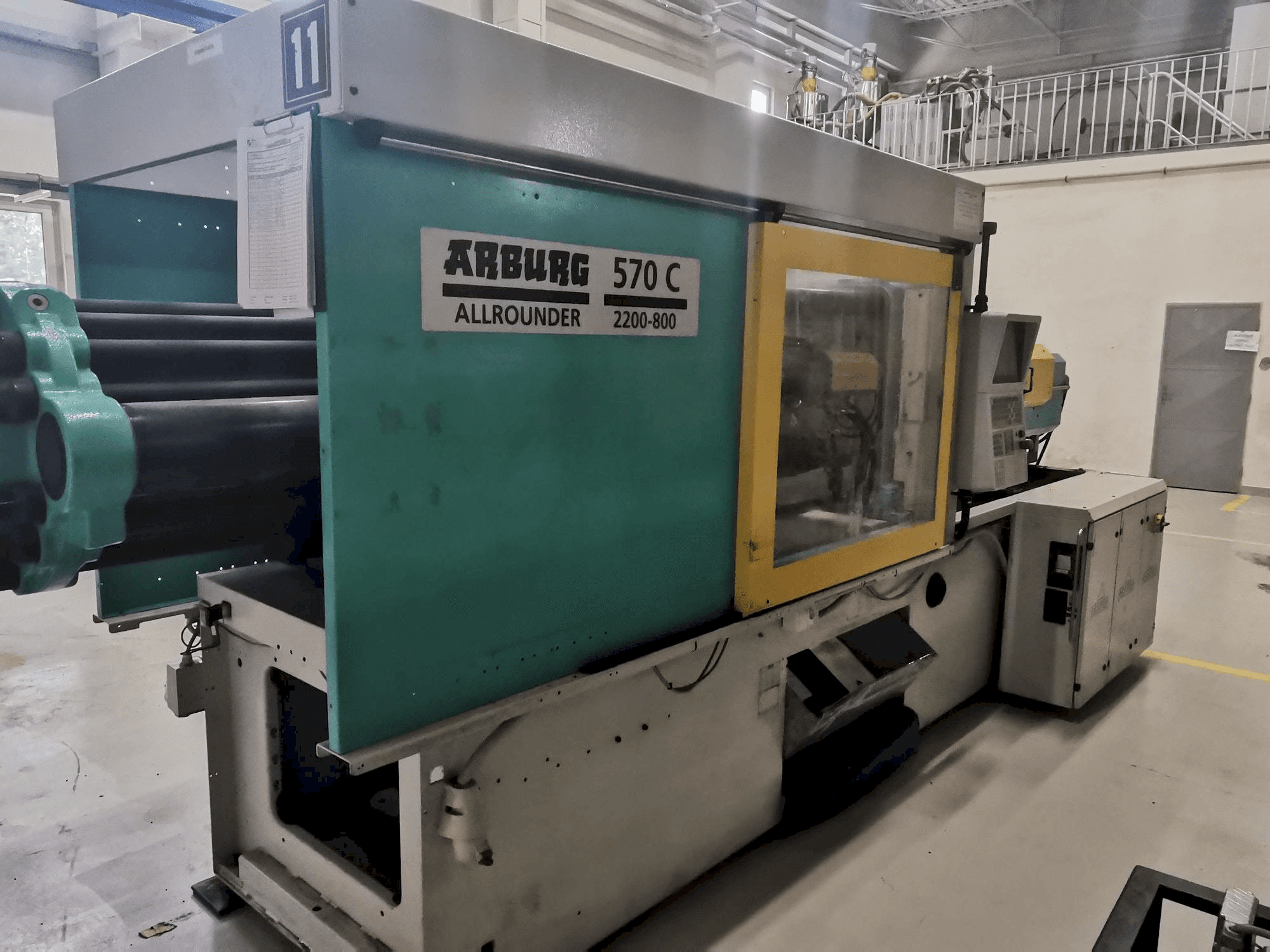 Čelní pohled na Arburg 570C 2200 - 800 stroj