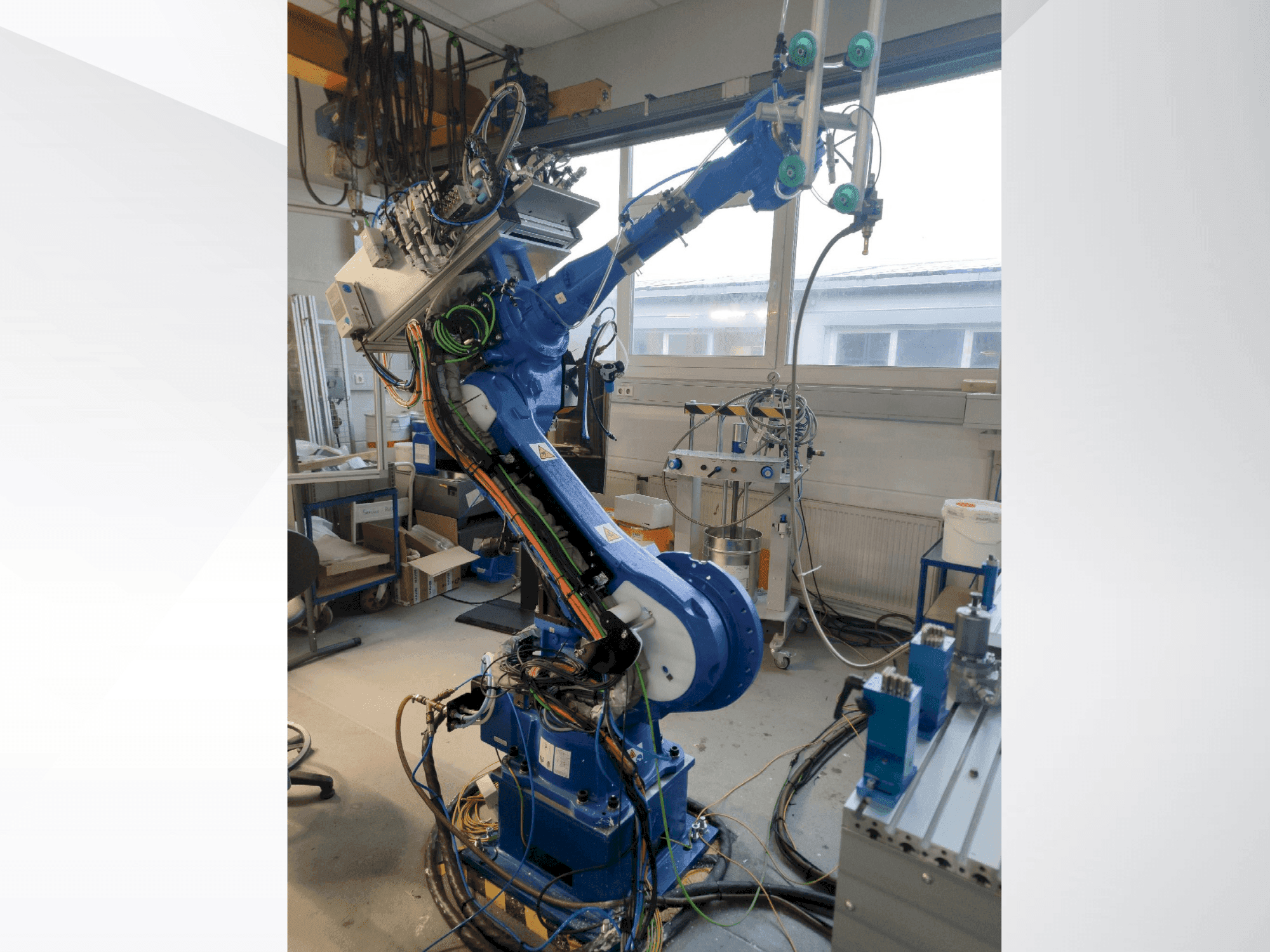 Čelní pohled na Yaskawa 6VX88 stroj