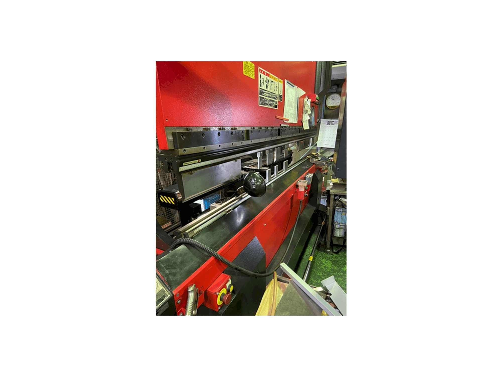 Levý boční pohled na AMADA HDS 8025 NT stroj