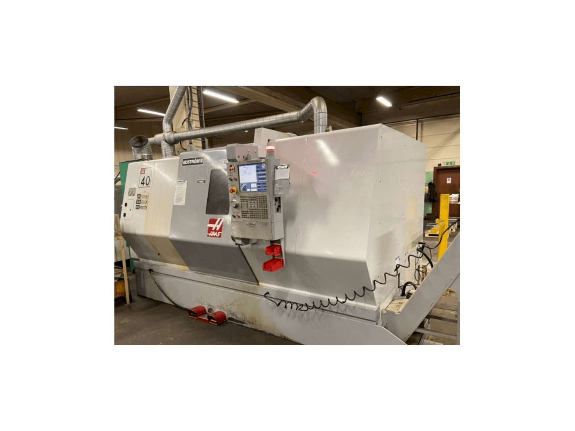 Čelní pohled na HAAS SL-40 stroj