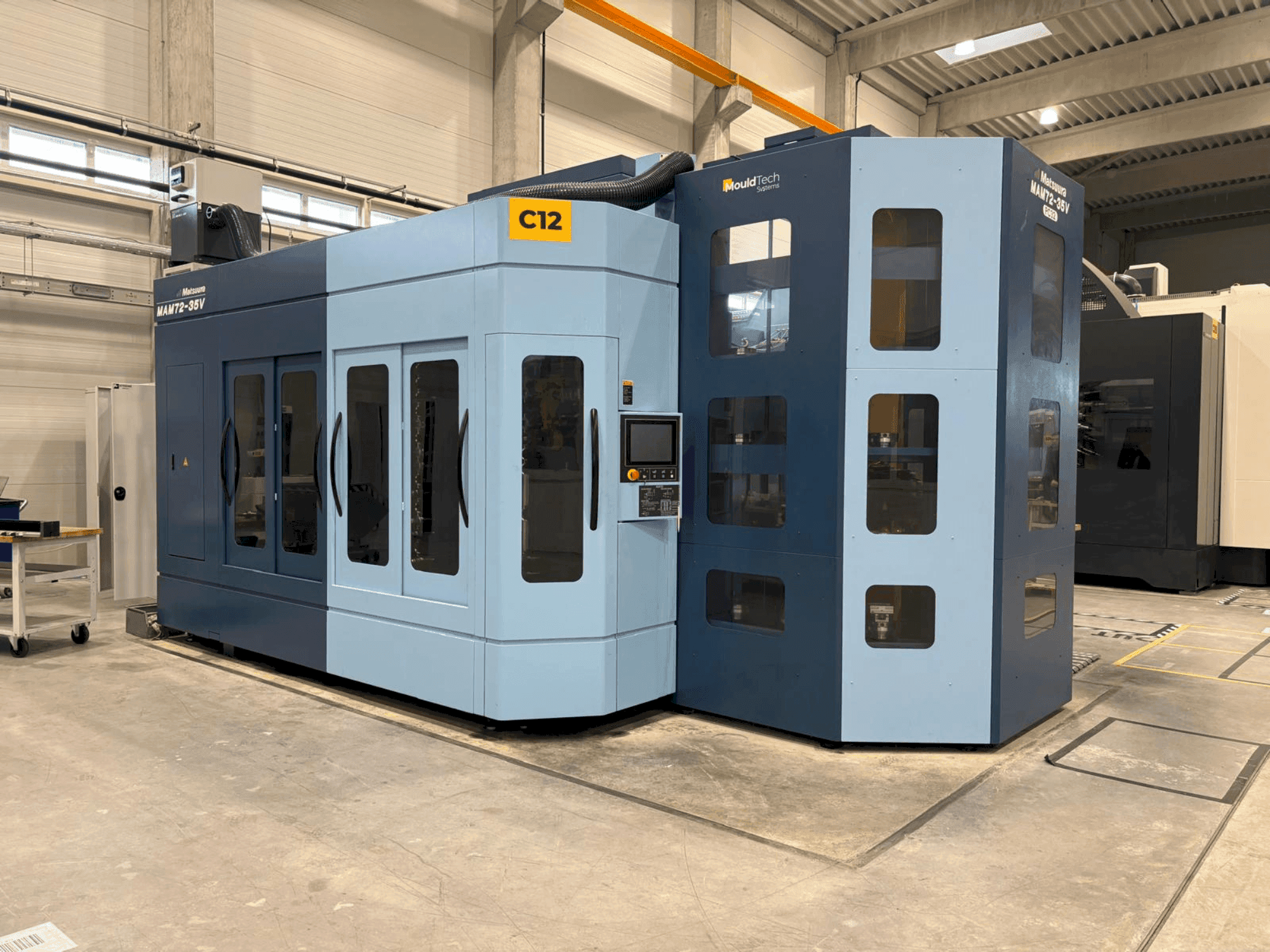 Čelní pohled na Matsuura MAM72-35V stroj