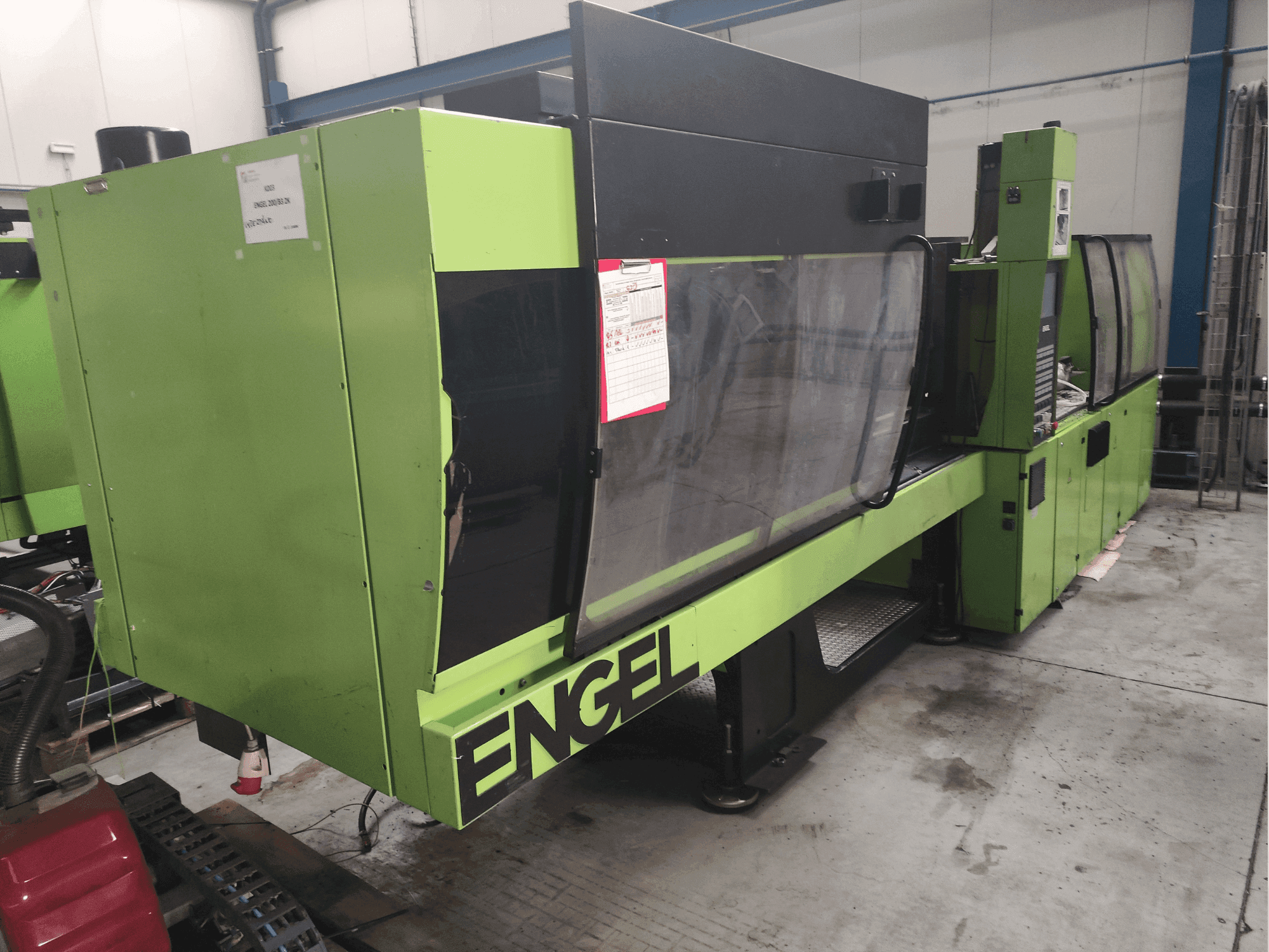Čelní pohled na Engel Victory 750/200 Tech stroj