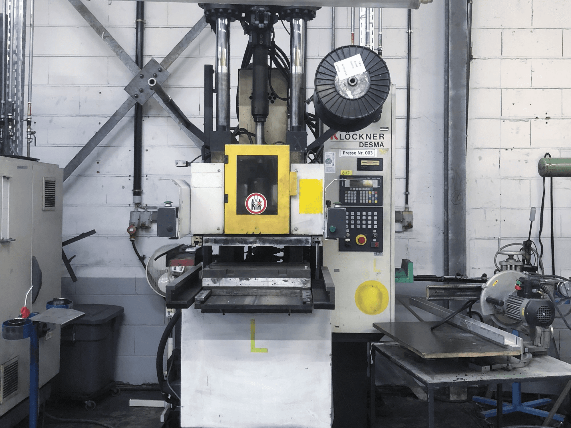 Čelní pohled na Kloeckner Desma 956.050 ZO stroj