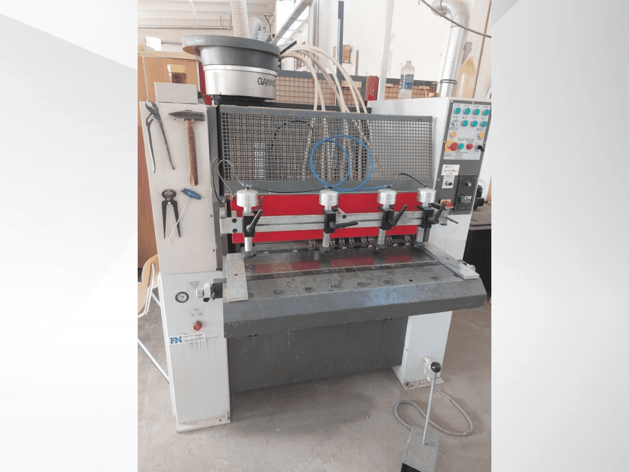 Čelní pohled na GANNOMAT Elite 25 stroj