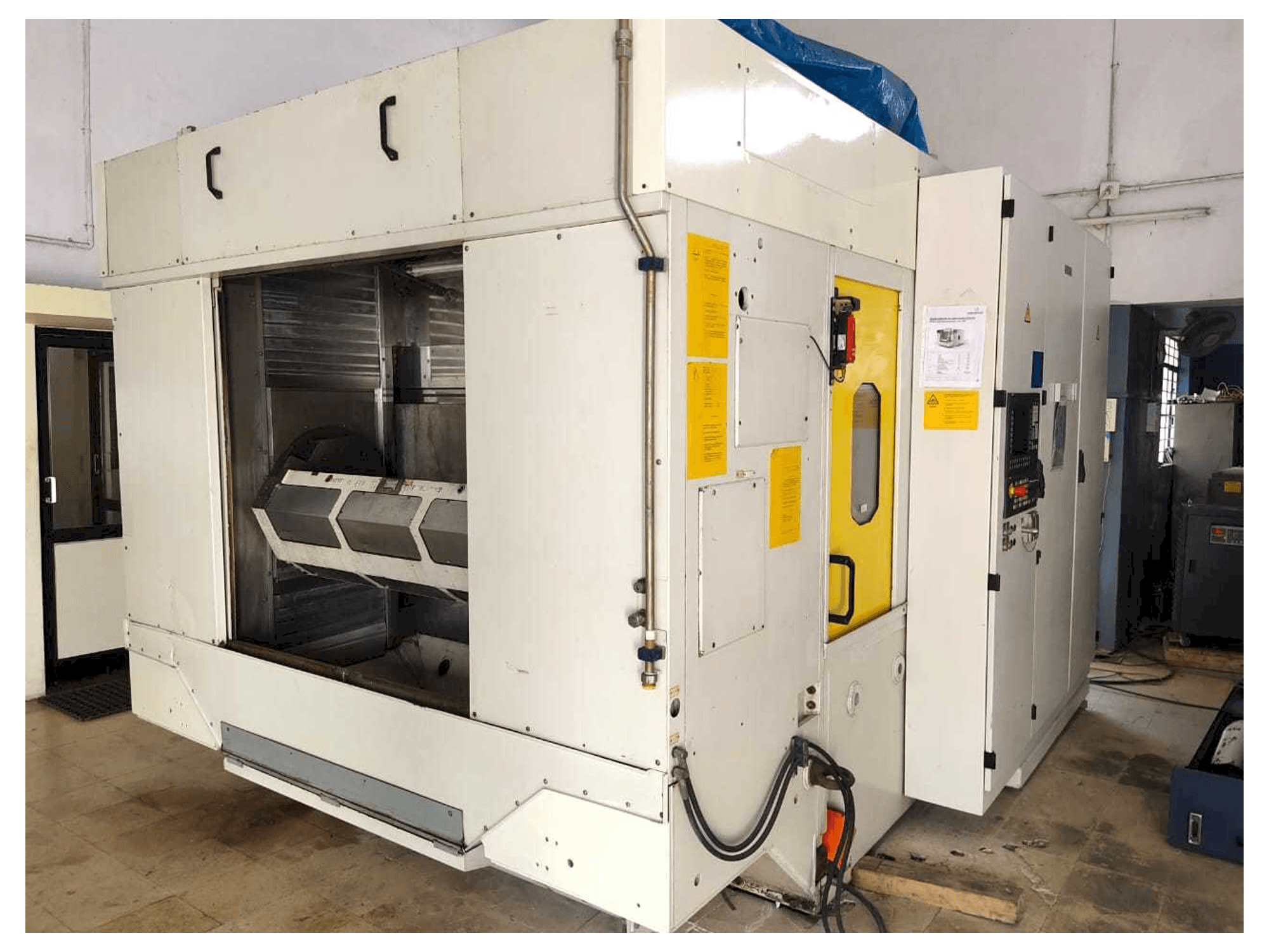 Čelní pohled na GROB G320 stroj