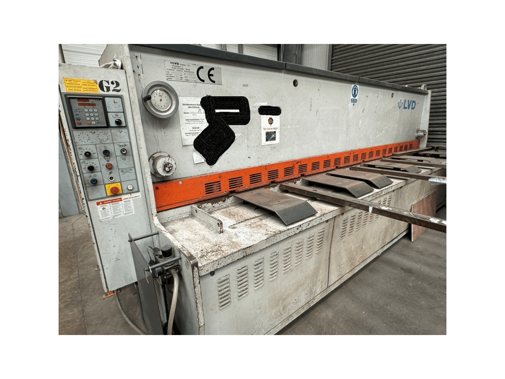 Čelní pohled na LVD HST-C 40/6 stroj