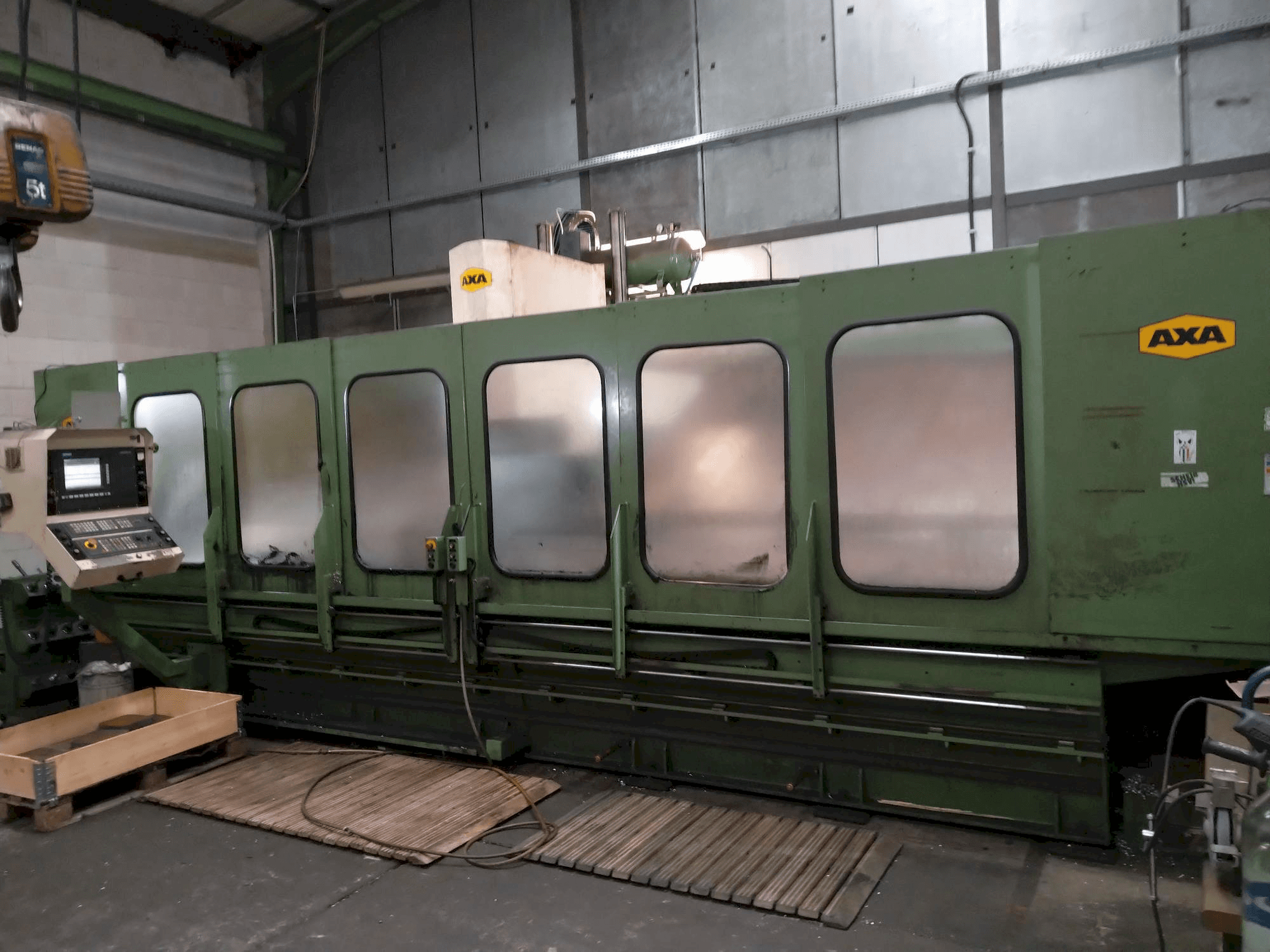 Čelní pohled na AXA VSC 5000-m stroj