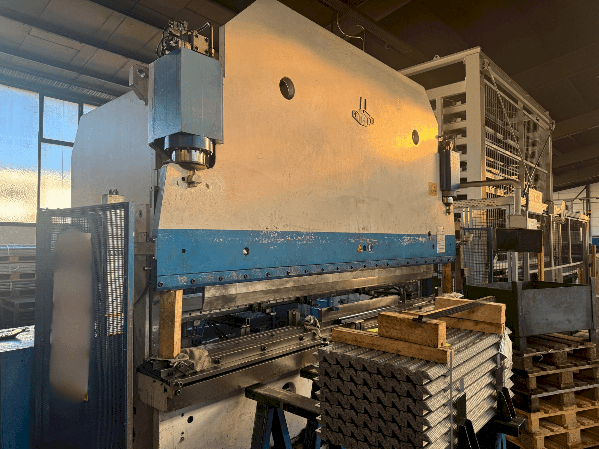 Čelní pohled na EHT EHPS 15-40 stroj