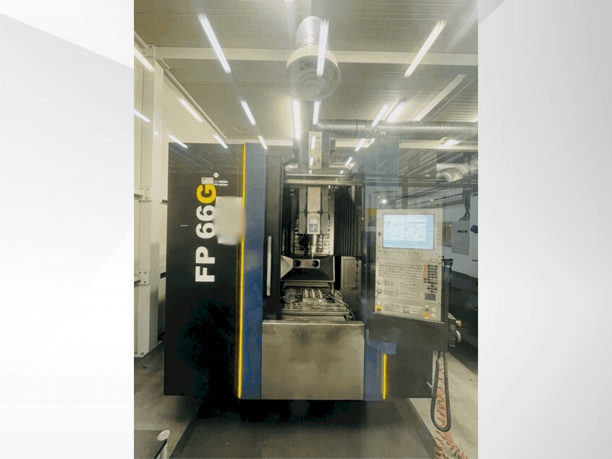 Čelní pohled na YCM FP 66G stroj