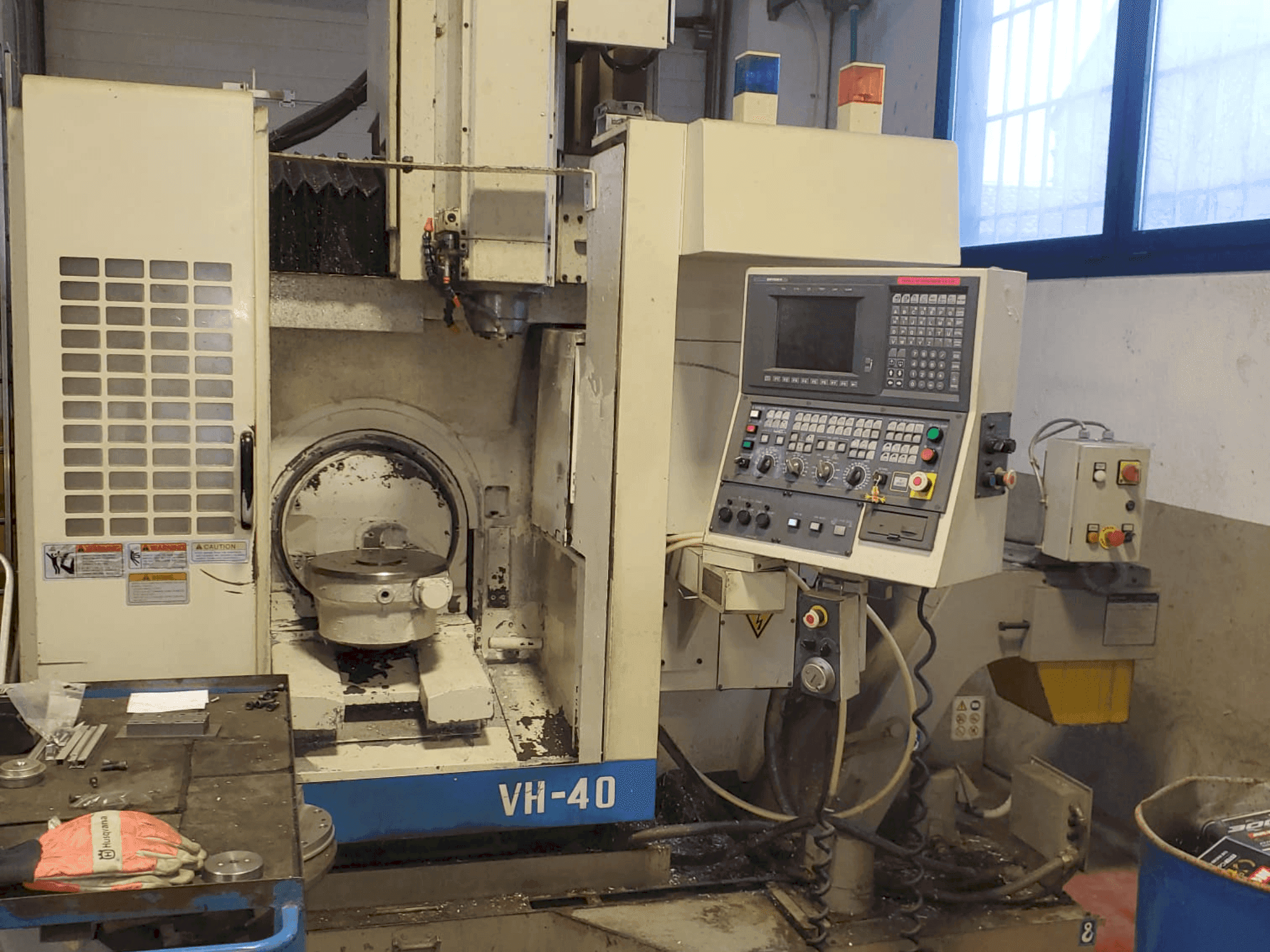 Čelní pohled na Okuma VH-40 stroj