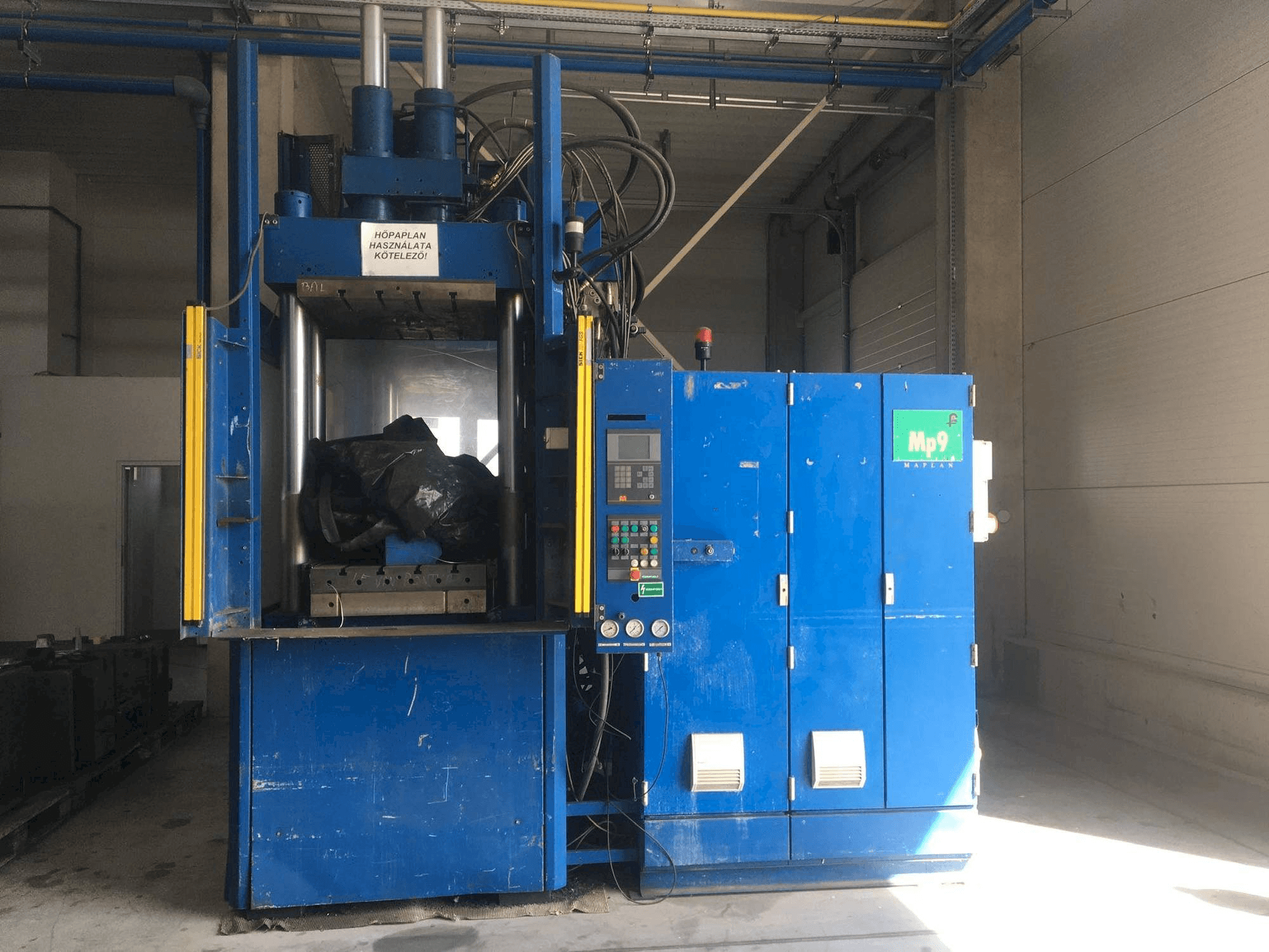 Čelní pohled na MAPLAN MTF 750/300 stroj