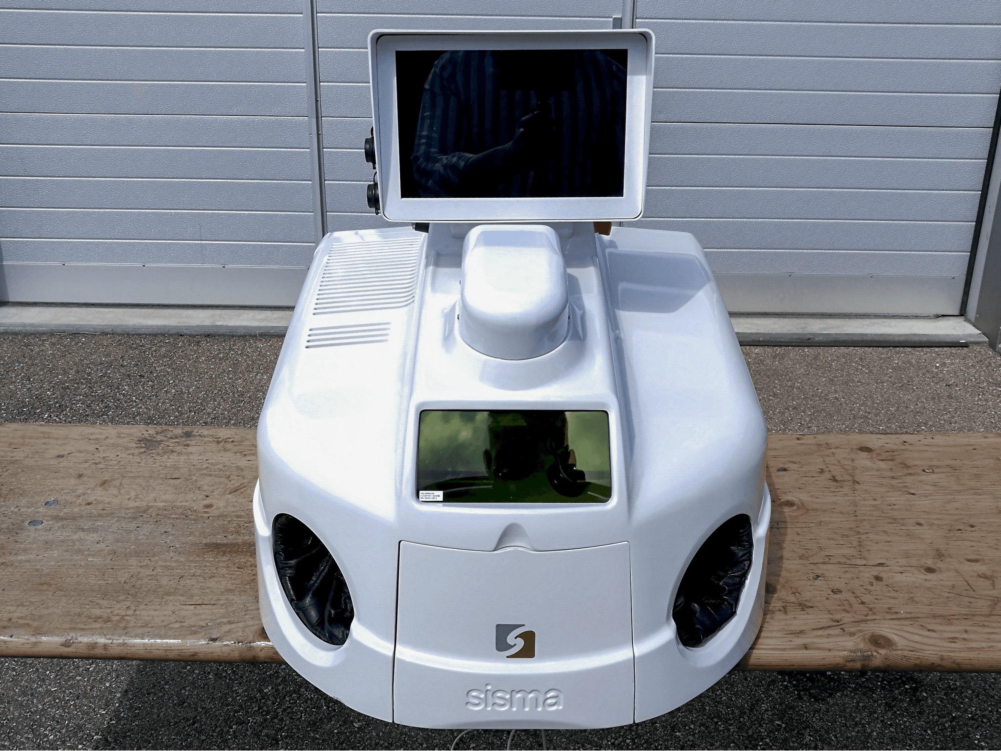 Čelní pohled na Sisma LM-DV 100 stroj