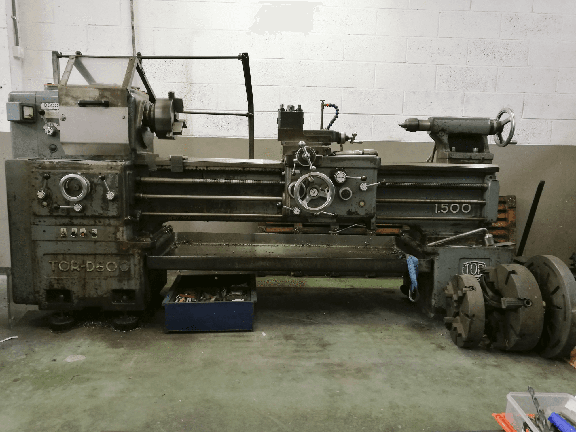 Čelní pohled na TOR D-500 stroj