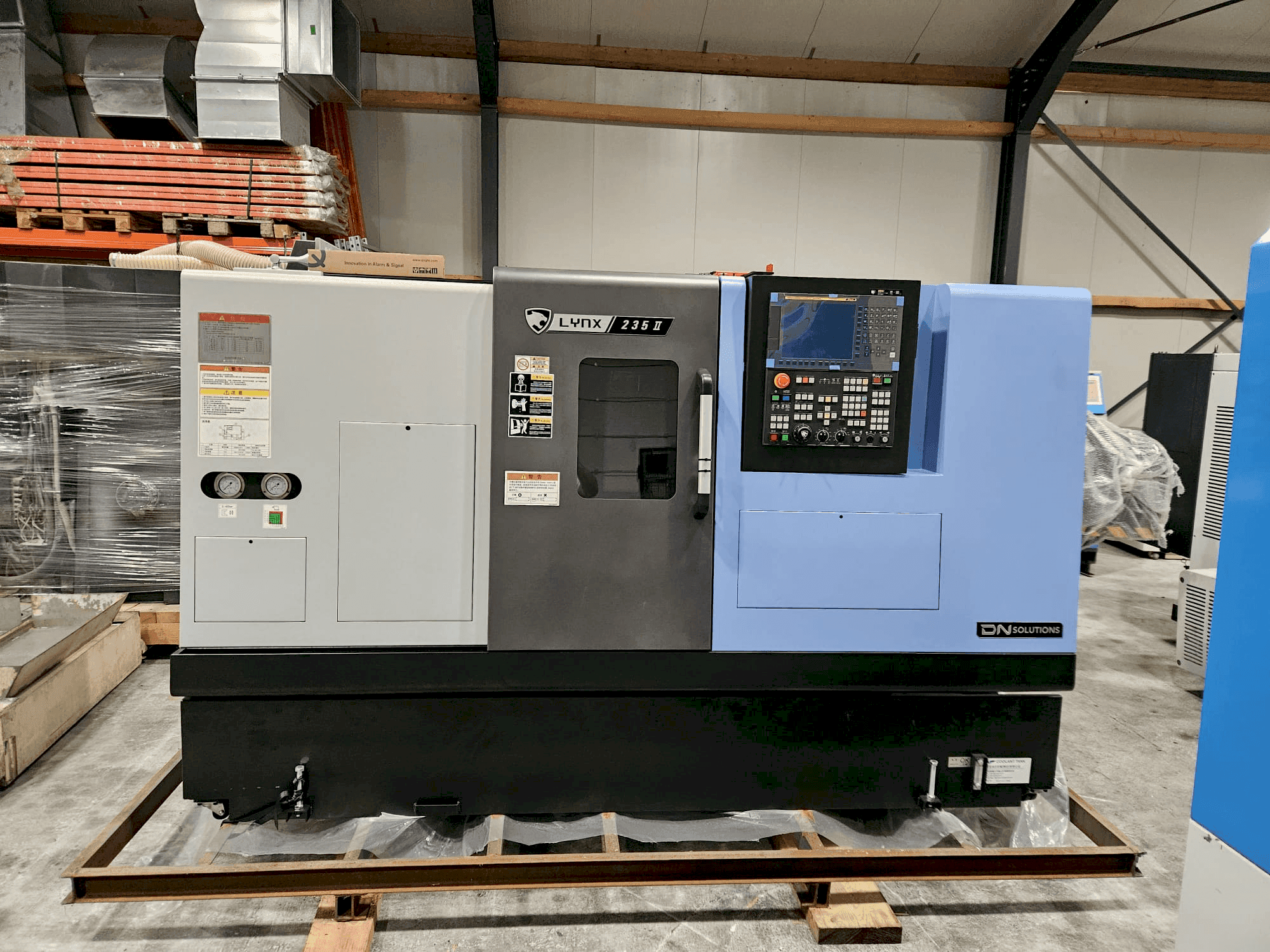 Čelní pohled na DOOSAN Lynx 235II stroj