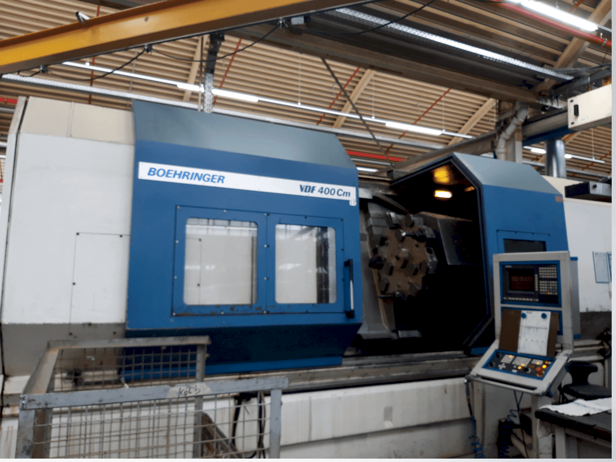 Čelní pohled na BOEHRINGER VDF 400 CM stroj