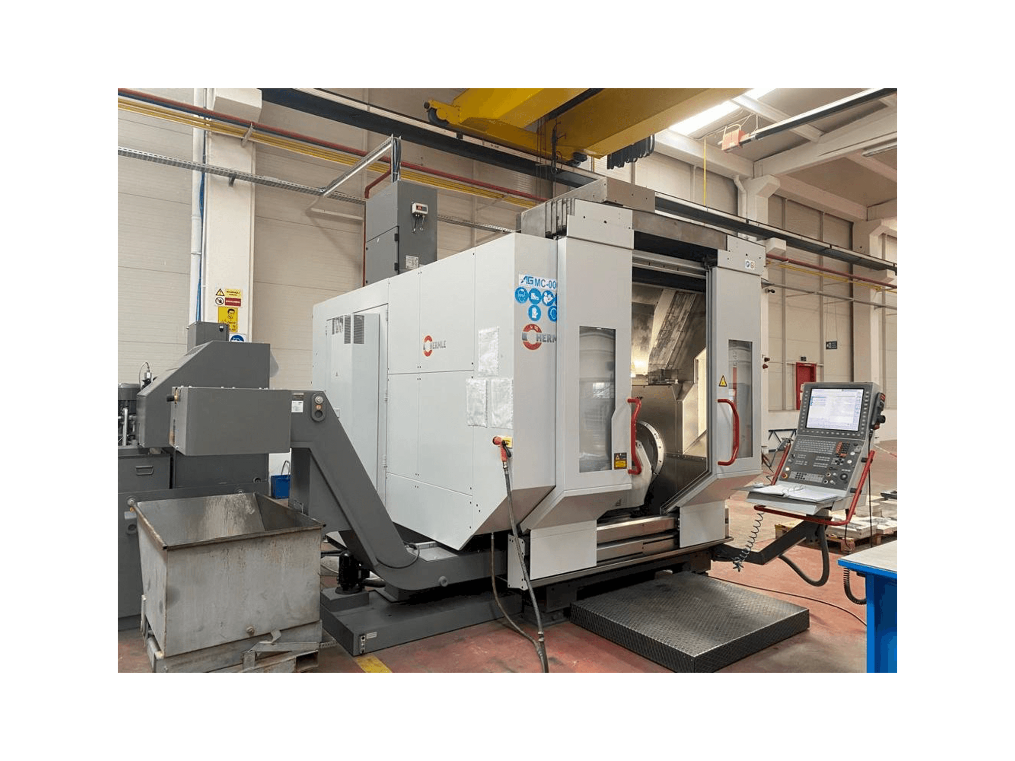 Čelní pohled na HERMLE C42u-mt stroj