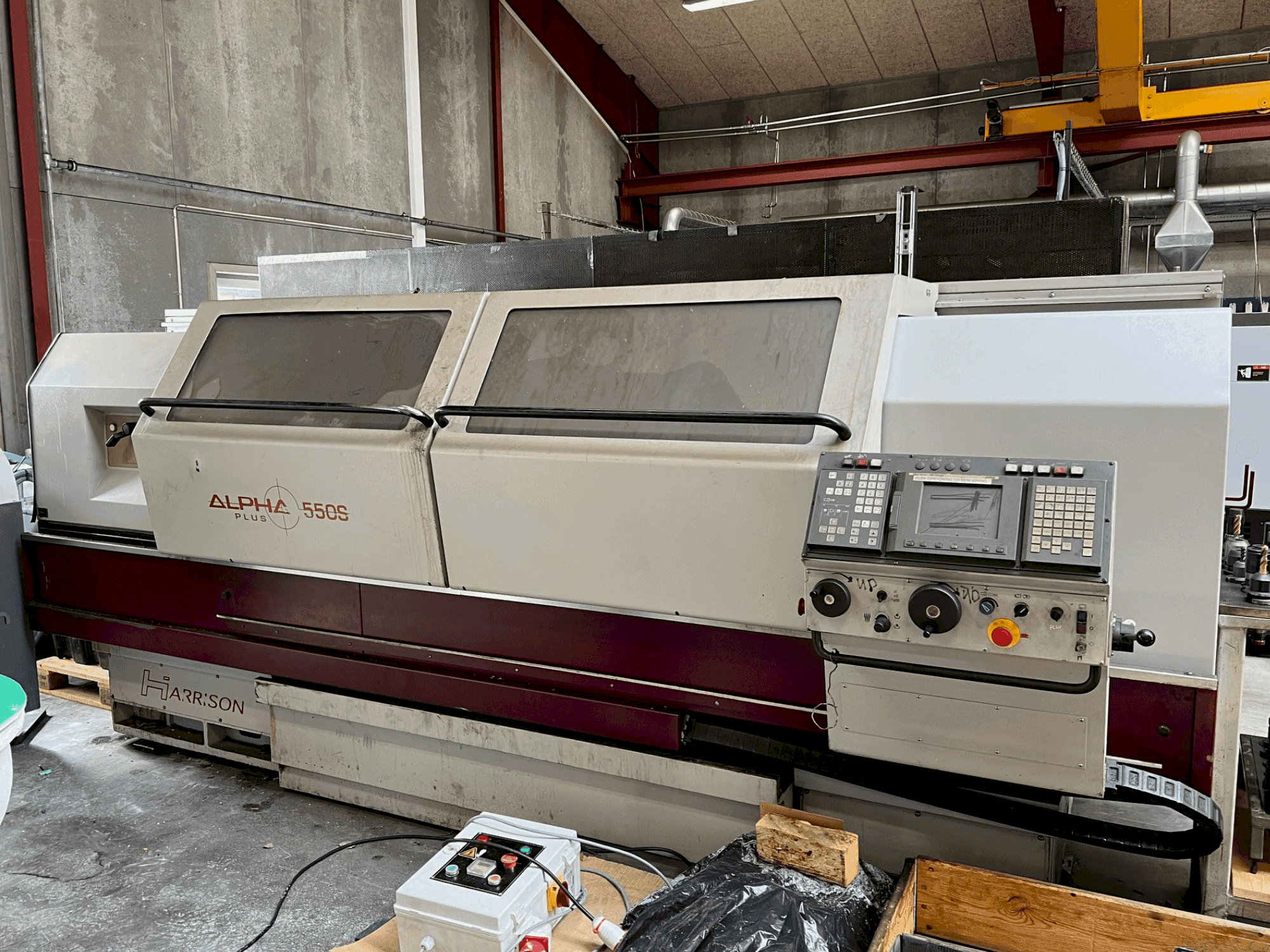 Čelní pohled na Harrison Alpha 550 S stroj