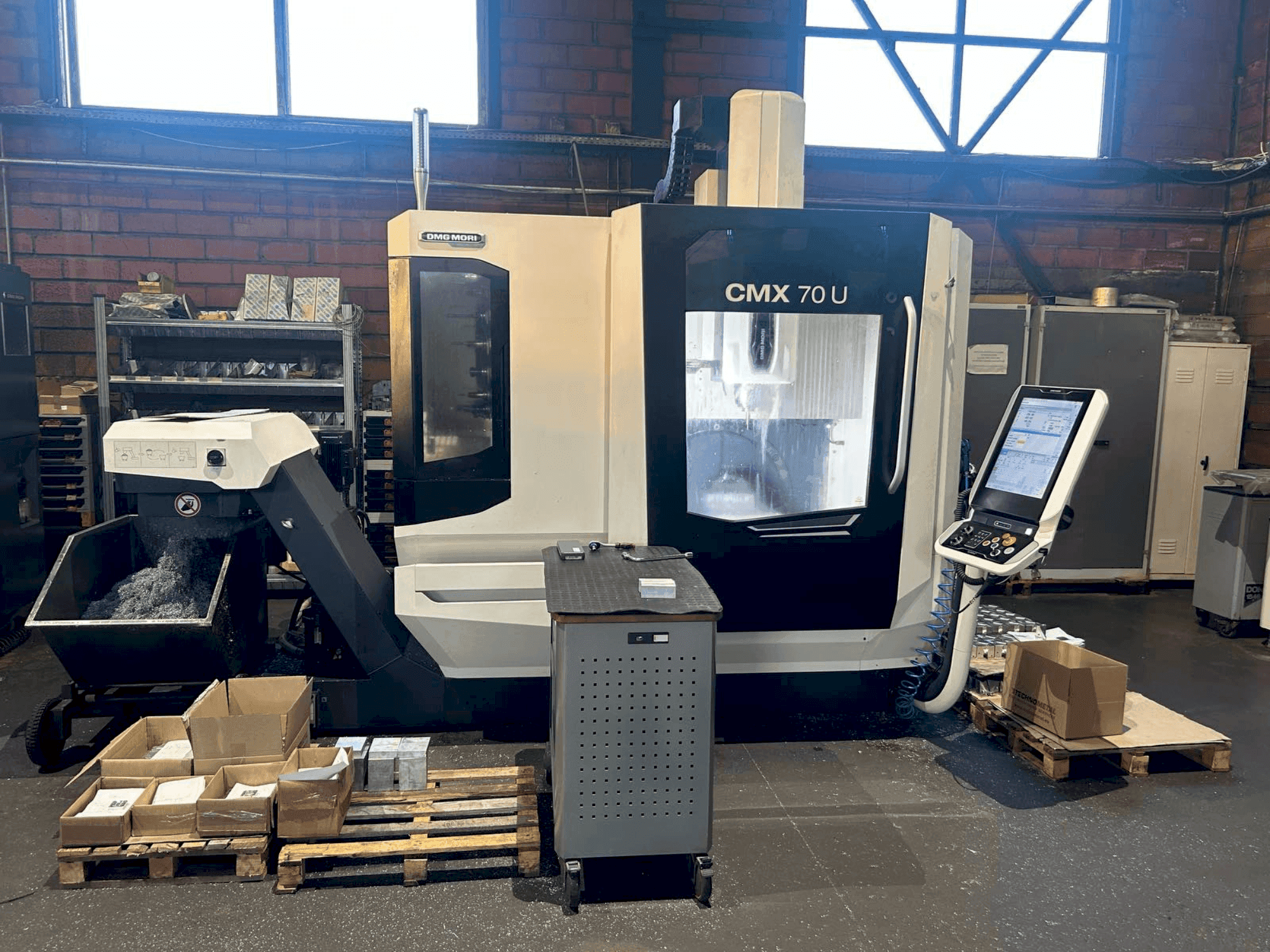 Čelní pohled na DMG MORI CMX 70U (2022) stroj