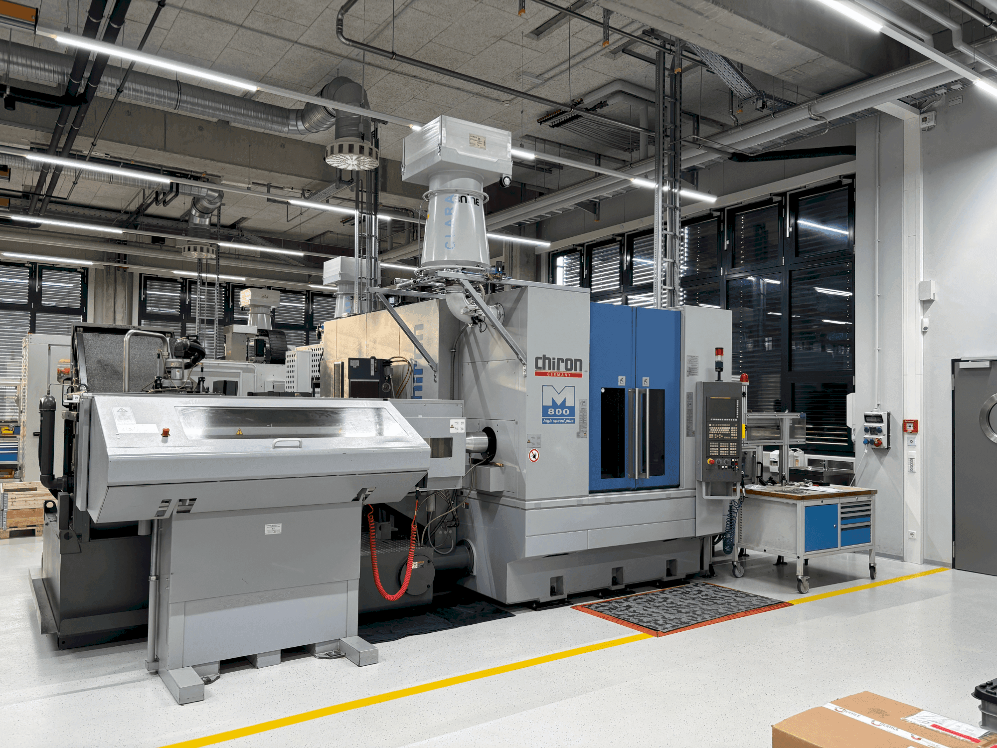 Čelní pohled na CHIRON Mill 800 stroj