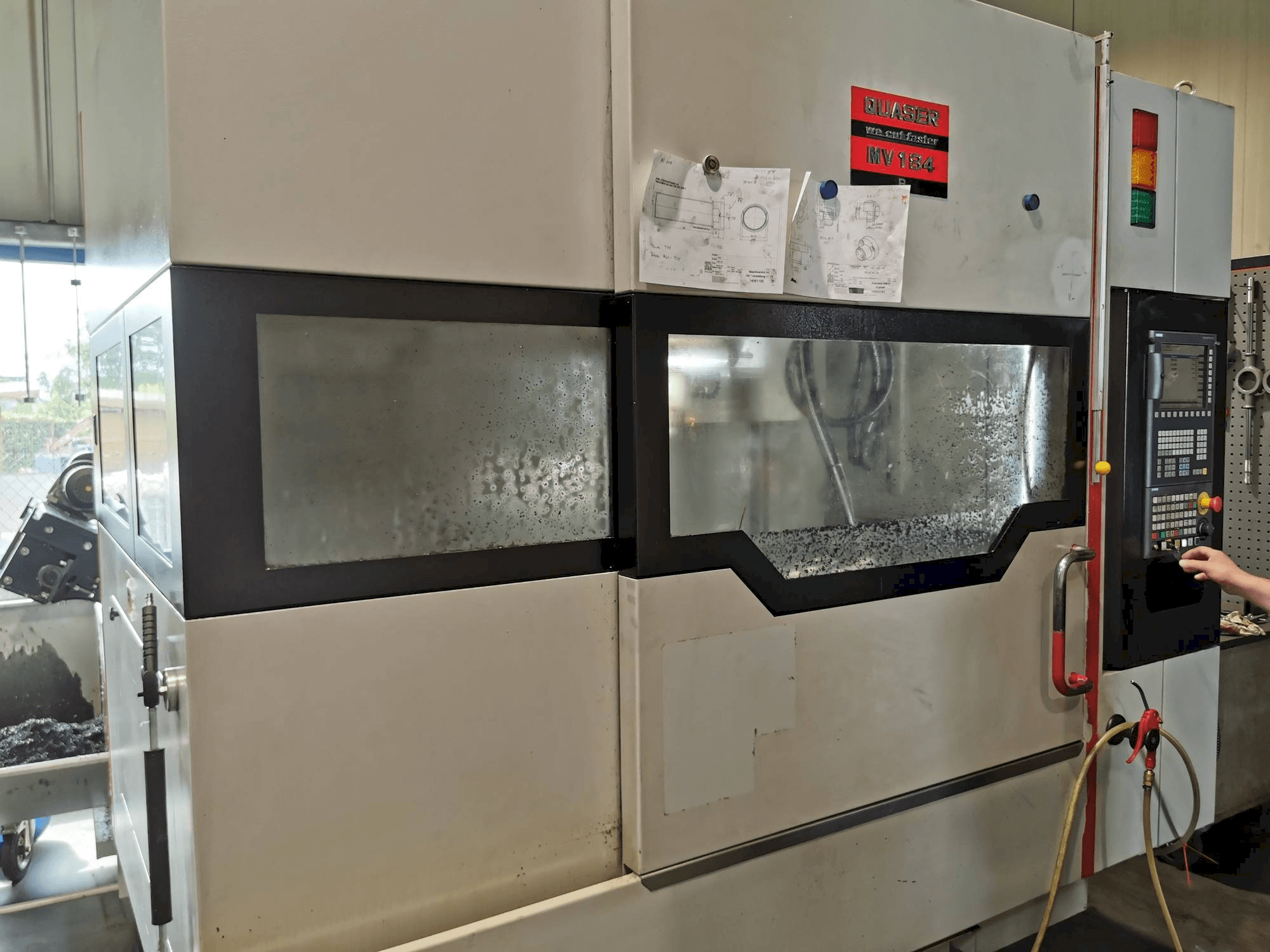 Čelní pohled na Quaser MV154APC/P12 stroj