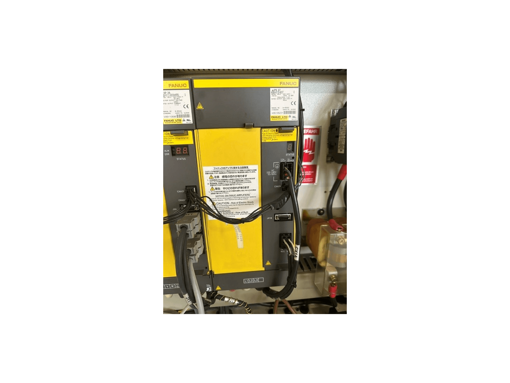 Ovládací panel univerzálního obráběcího centra MIKRON HSM 600 U s komponenty FANUC, stavovým displejem a kabelovými připojeními.