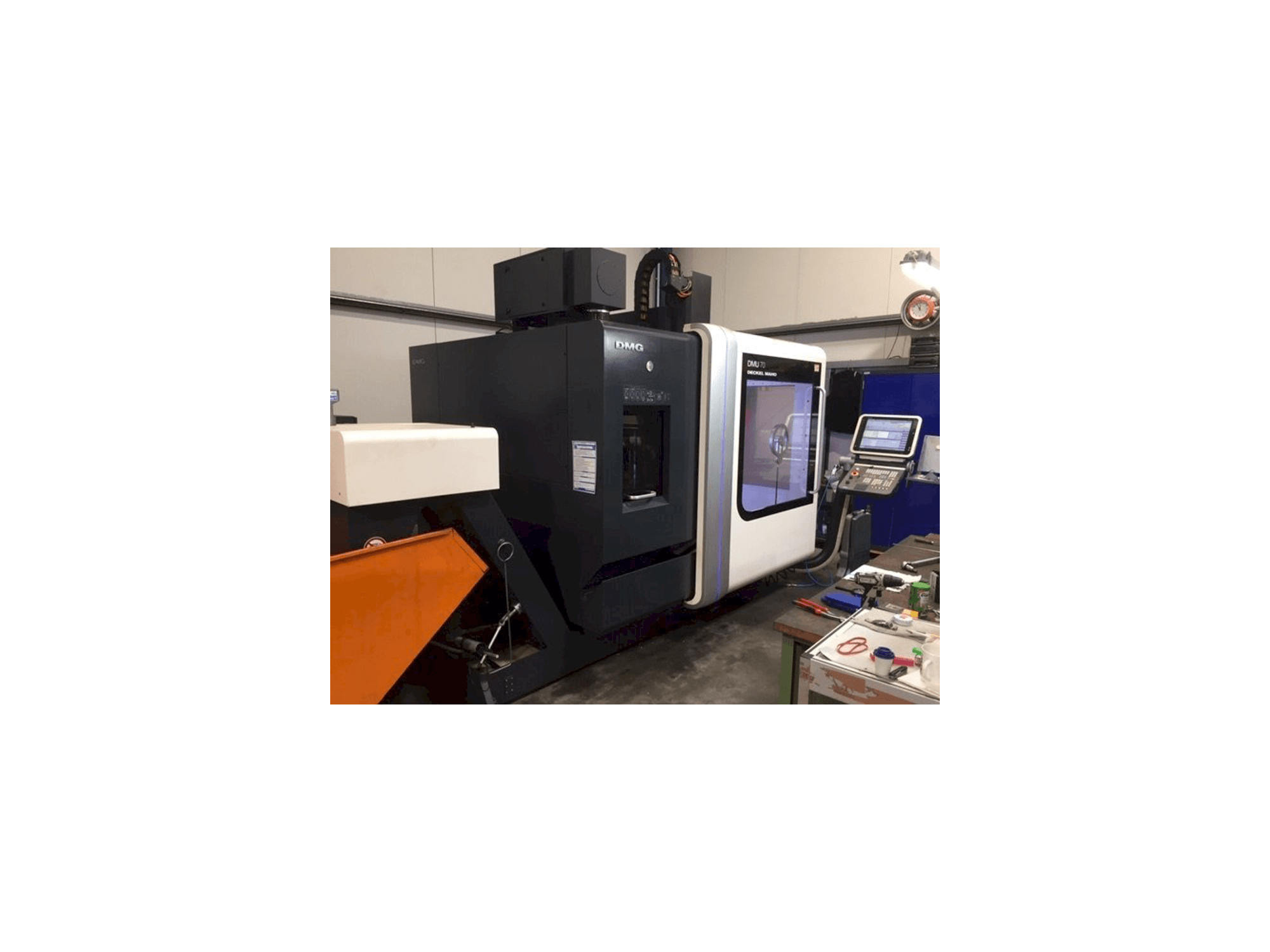 Čelní pohled na DECKEL MAHO DMU 70 stroj