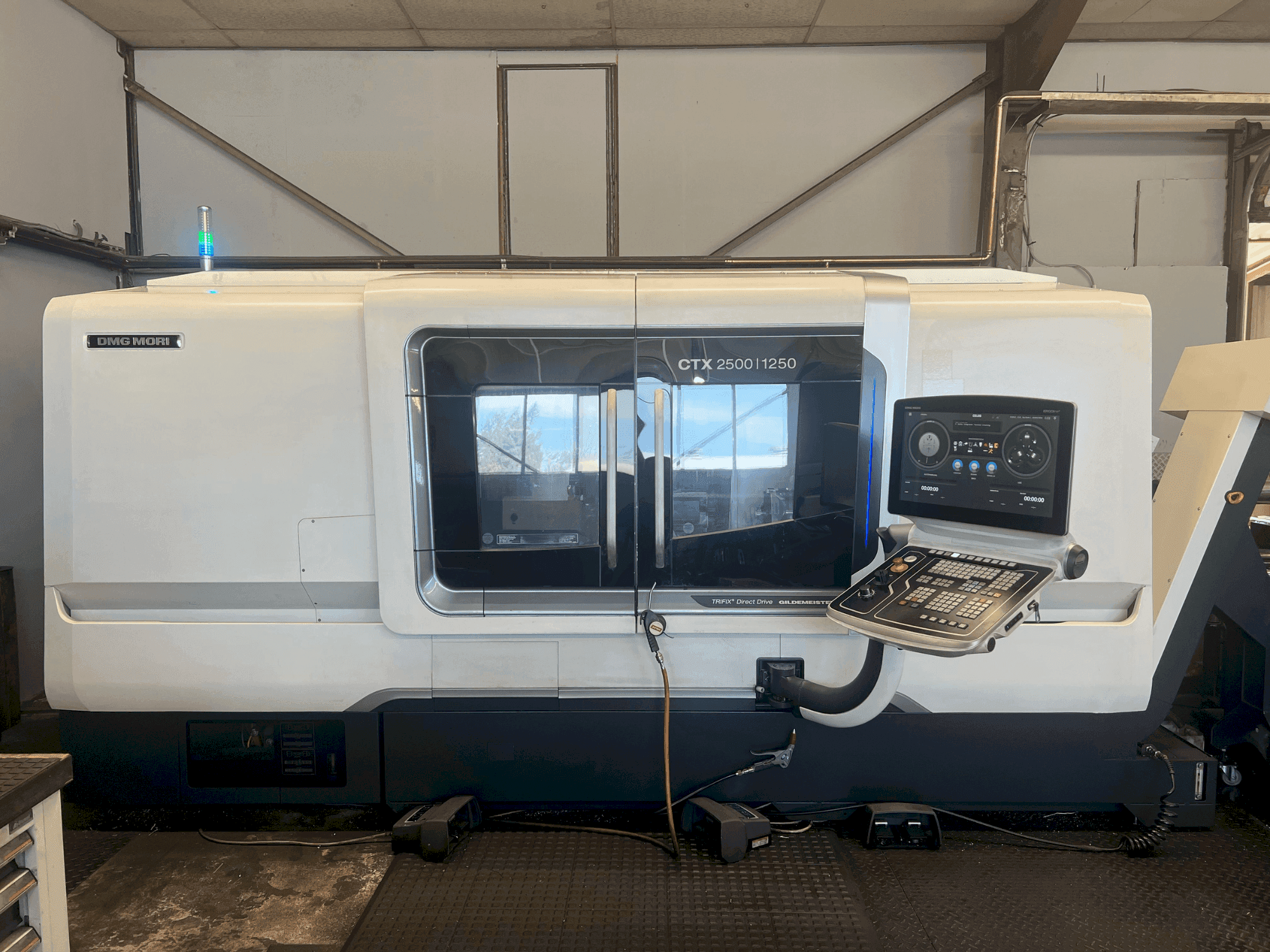 Čelní pohled na DMG MORI CTX 2500/1250 stroj