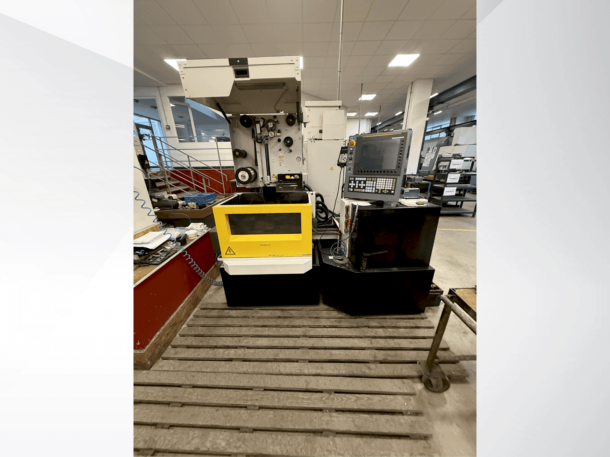 Čelní pohled na FANUC Robocut alpha-C400iB stroj
