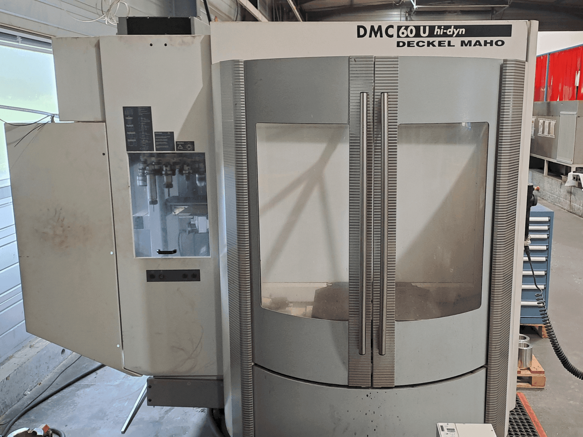 Čelní pohled na DECKEL MAHO DMC 60 Hi Dyn stroj