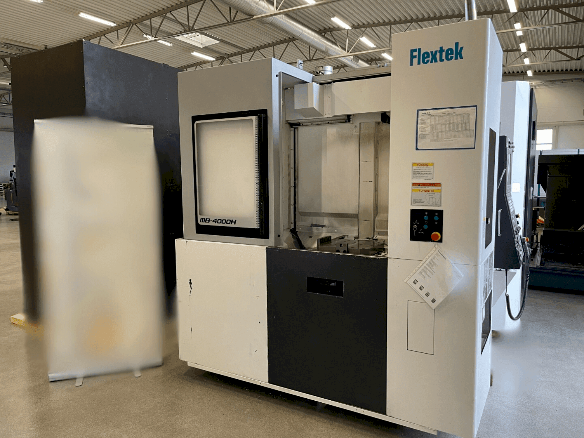 Čelní pohled na Okuma MB-4000H stroj