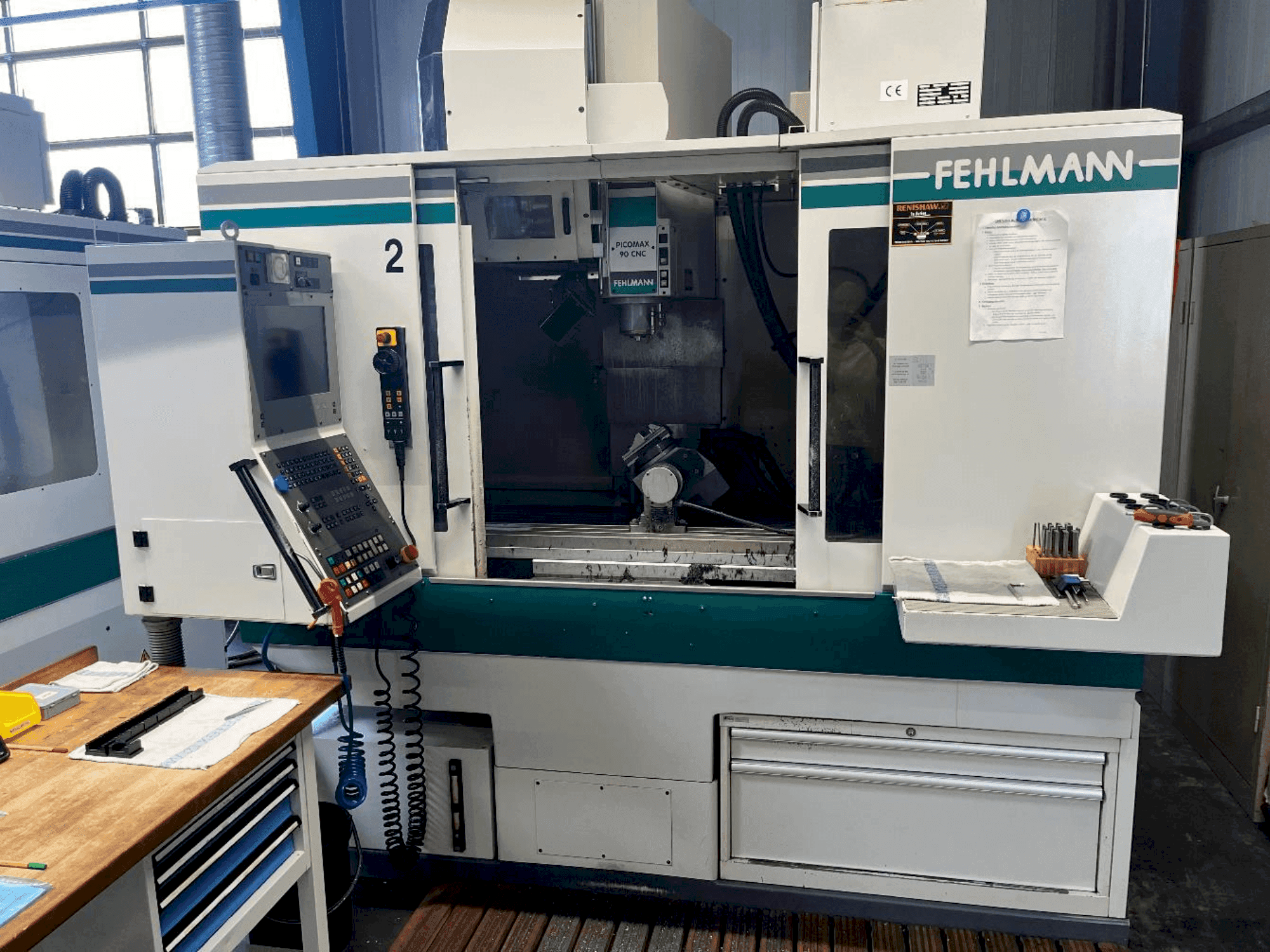 Čelní pohled na FEHLMANN Picomax 90 CNC stroj