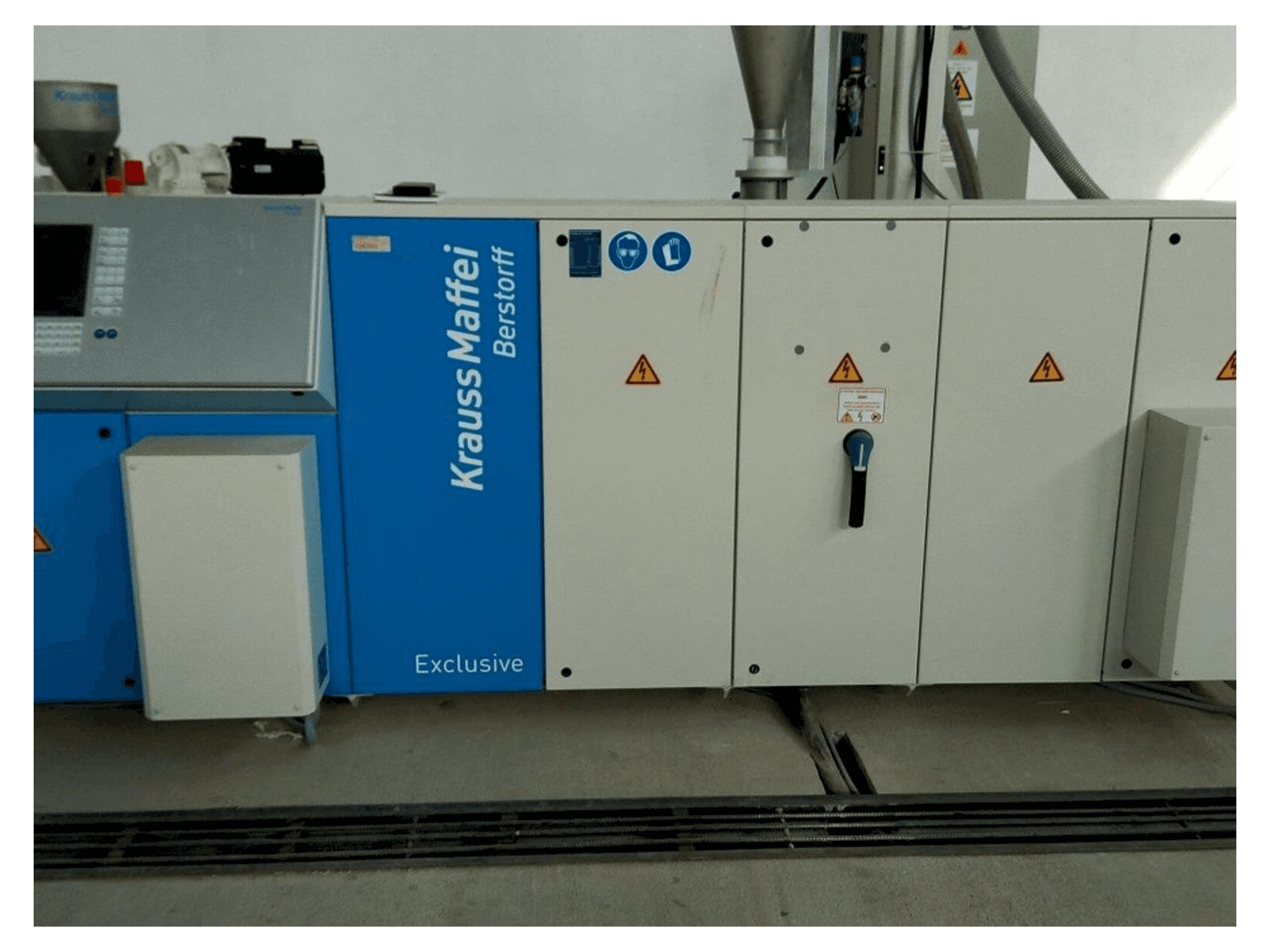 Čelní pohled na Krauss Maffei KME 60-36 B/R stroj