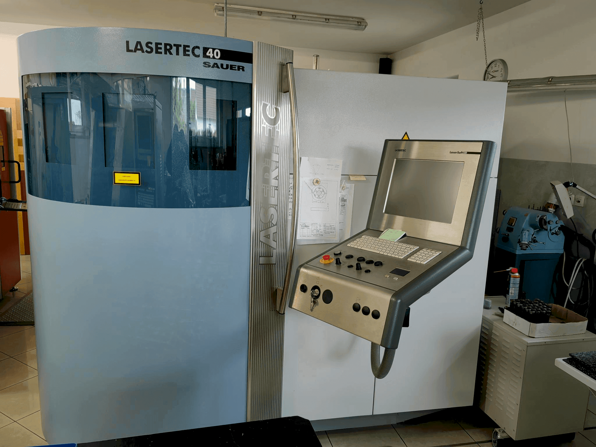 Čelní pohled na DMG SAUER LASERTEC 40 (2008) stroj