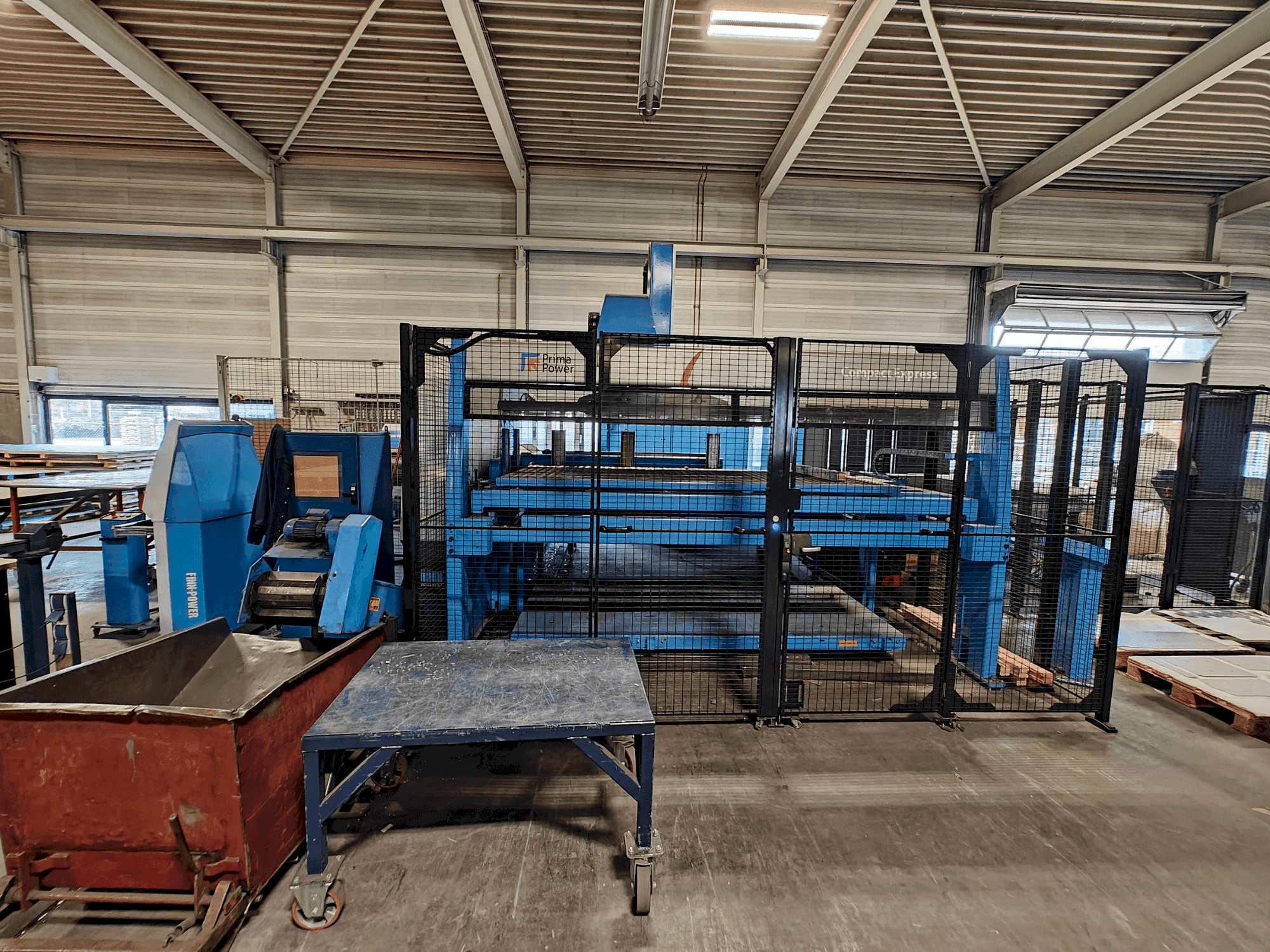 Čelní pohled na Finn-Power C6 + Compact Express stroj