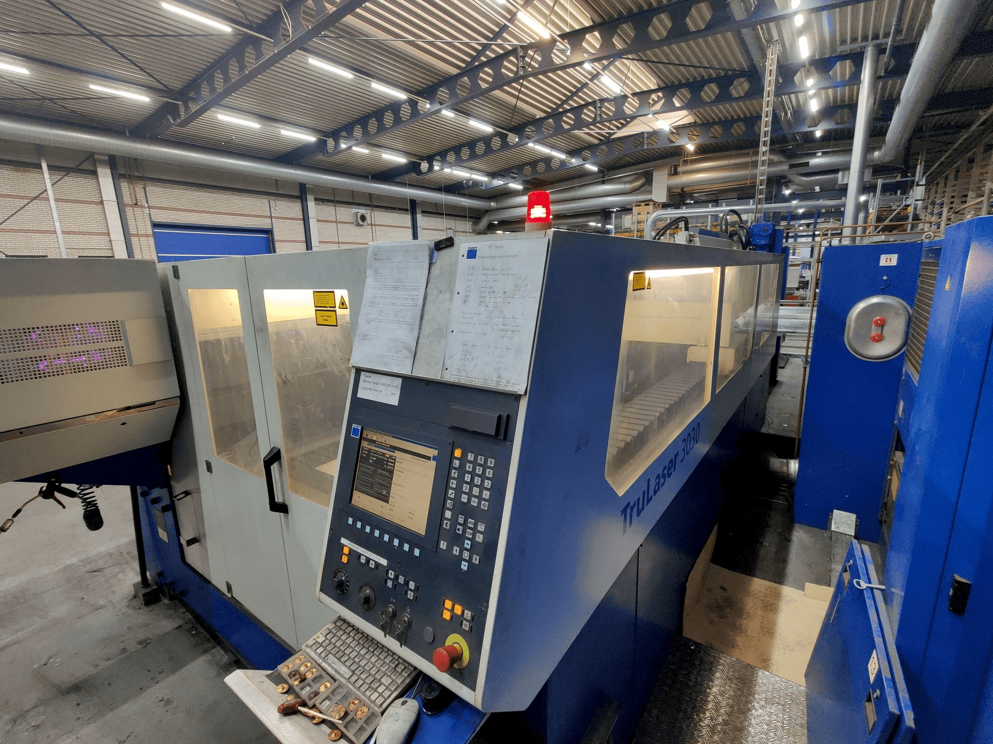 Čelní pohled na Trumpf TruLaser 3030 stroj